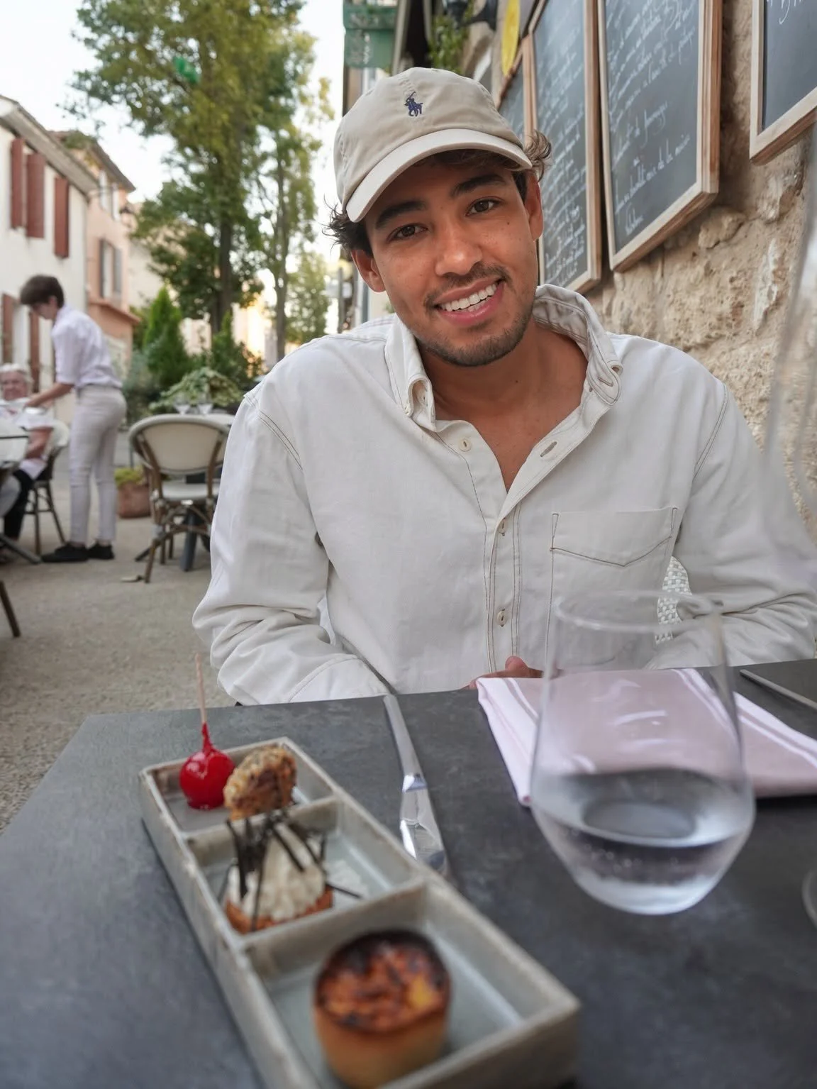 Ludivine Langlois souriante en terrasse du Jas devant une mise en bouche