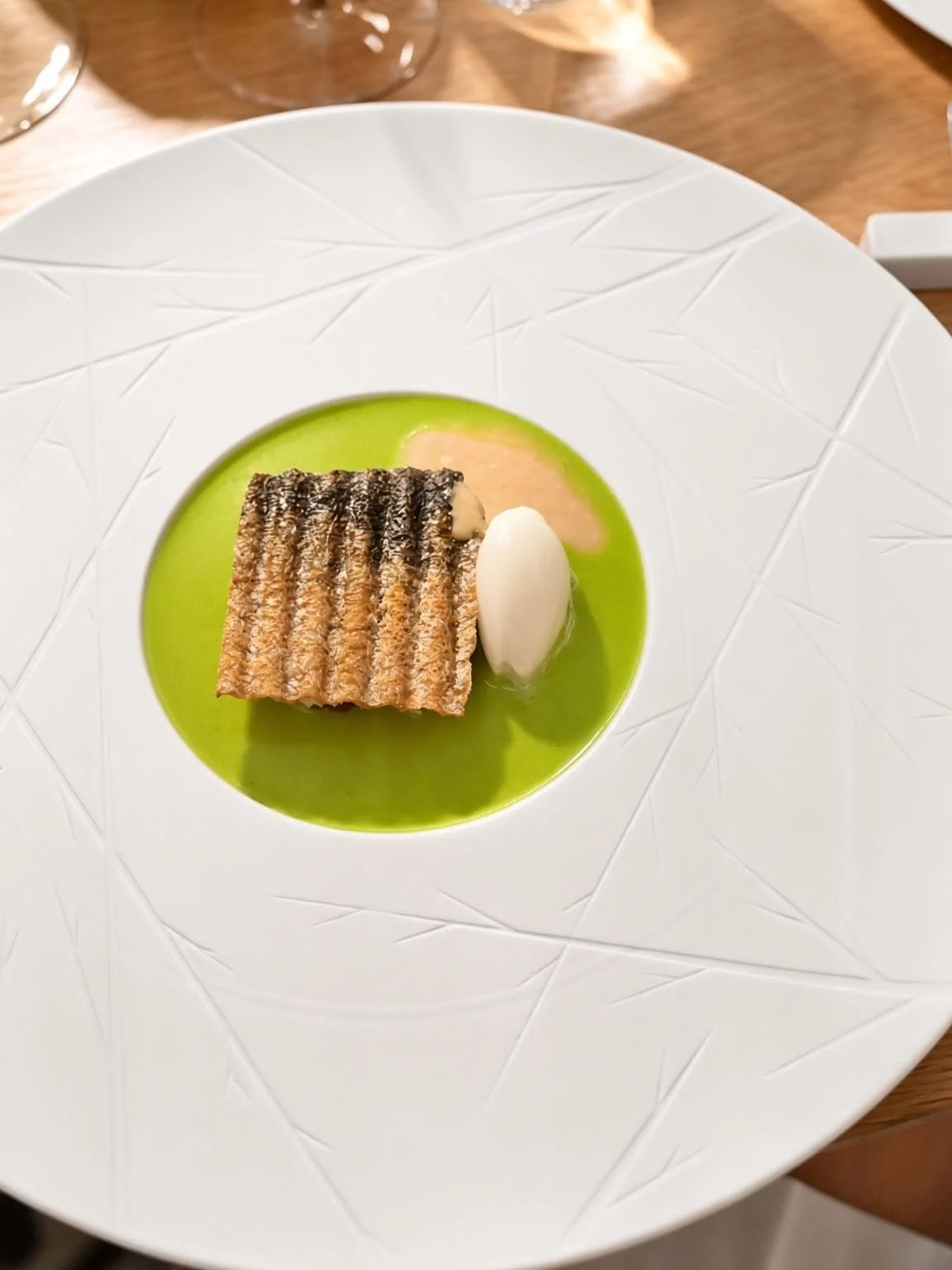 Dessert dressé sur un fond vert éclatant dans une grande assiette blanche