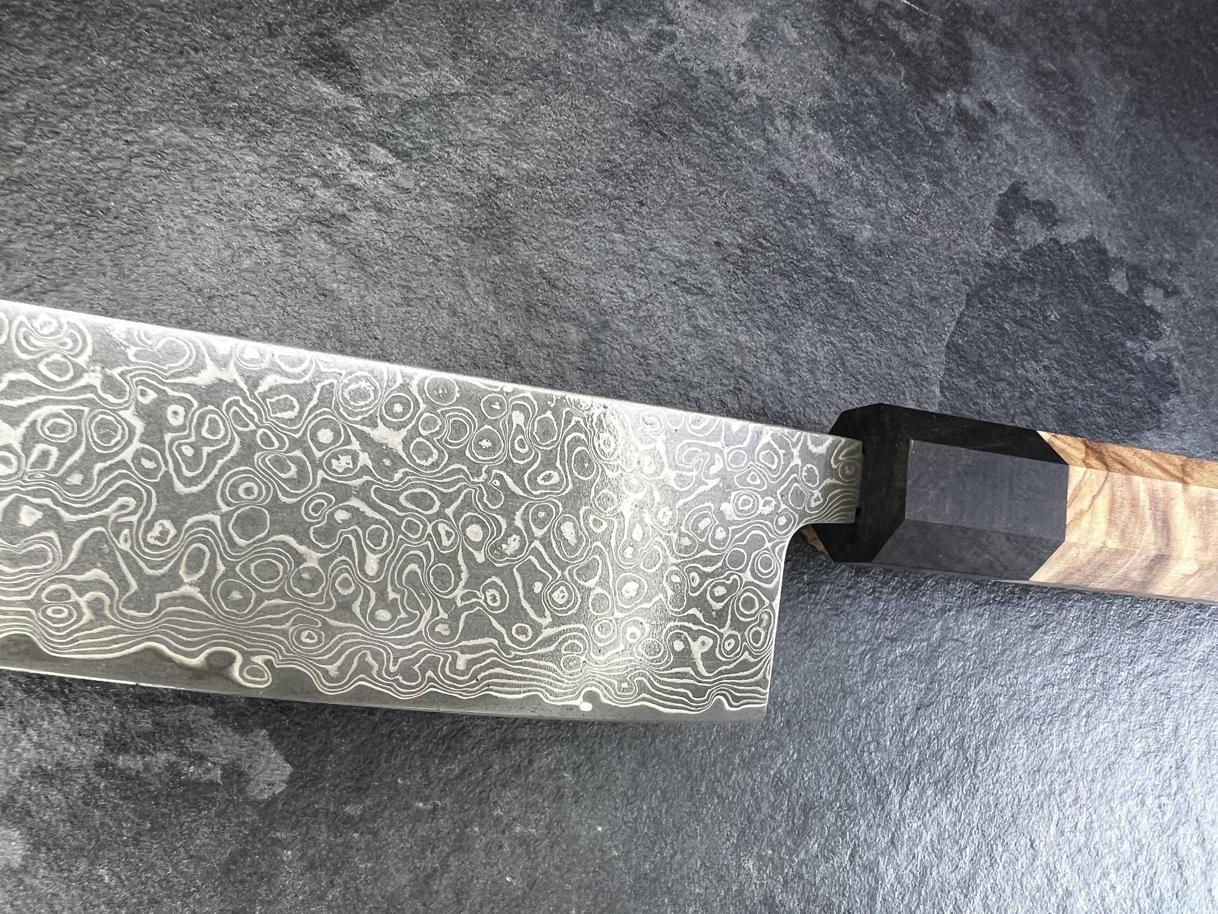 Kokkekniv 21cm 67 Lags Damascus VG-10 Kerne - Oliven (RÅ)