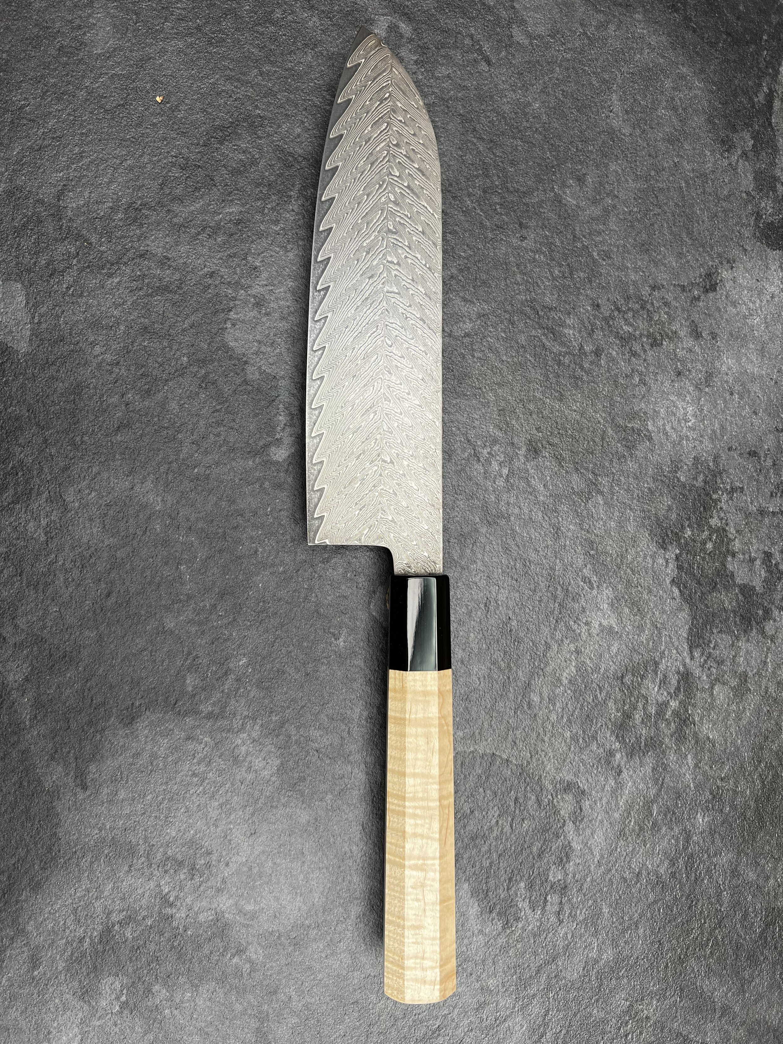 Santoku 18,5 cm 67 Lags Fjer Damascus VG-10 Kerne - Tiger Ahorn