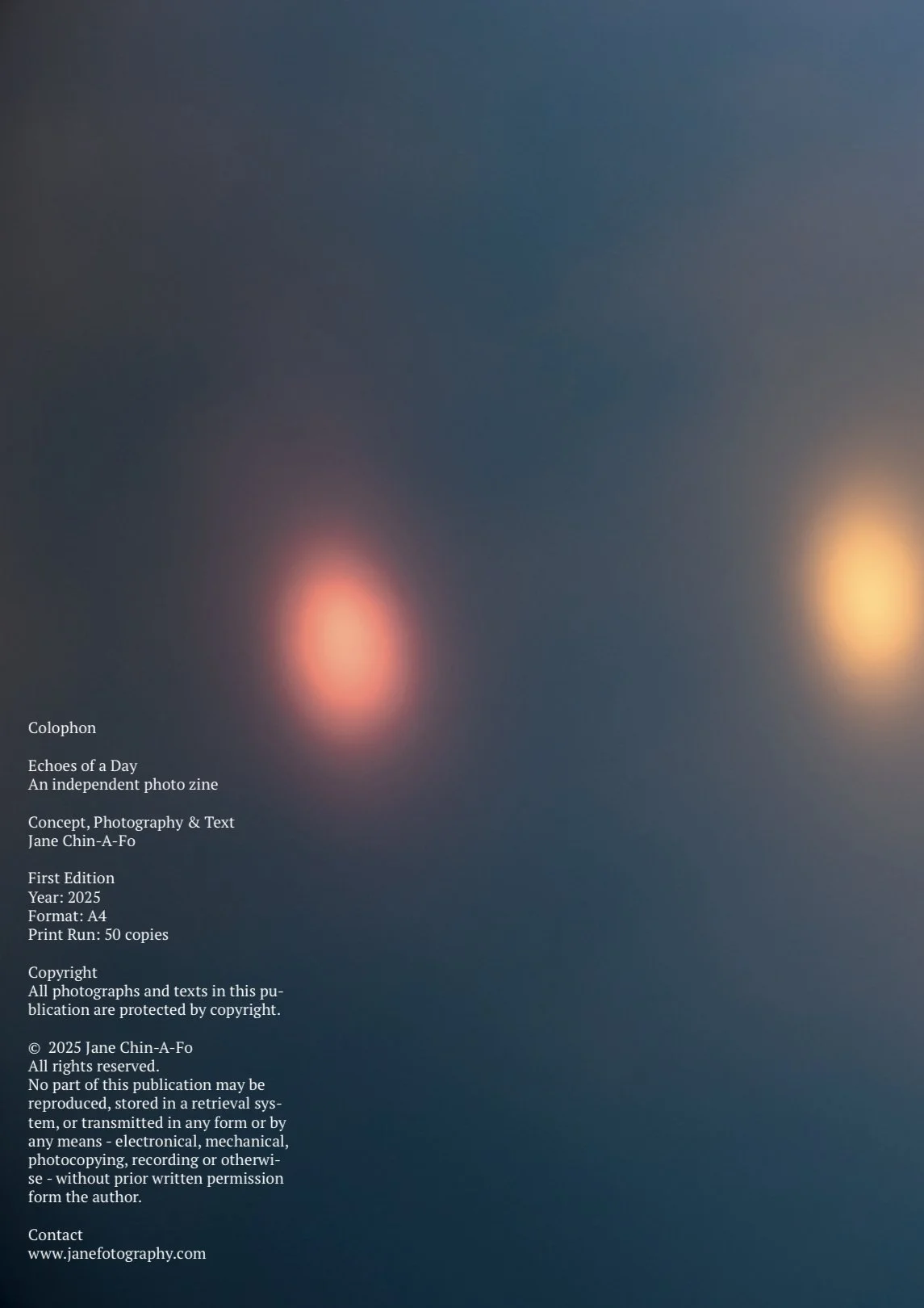 Titelpagina van een fotografie- en tekstpublicatie met de titel "Echoes of a Day" en de naam "Jane Chin-A-Fo"; bevat publiceringsinformatie, copyrightgegevens en een website.