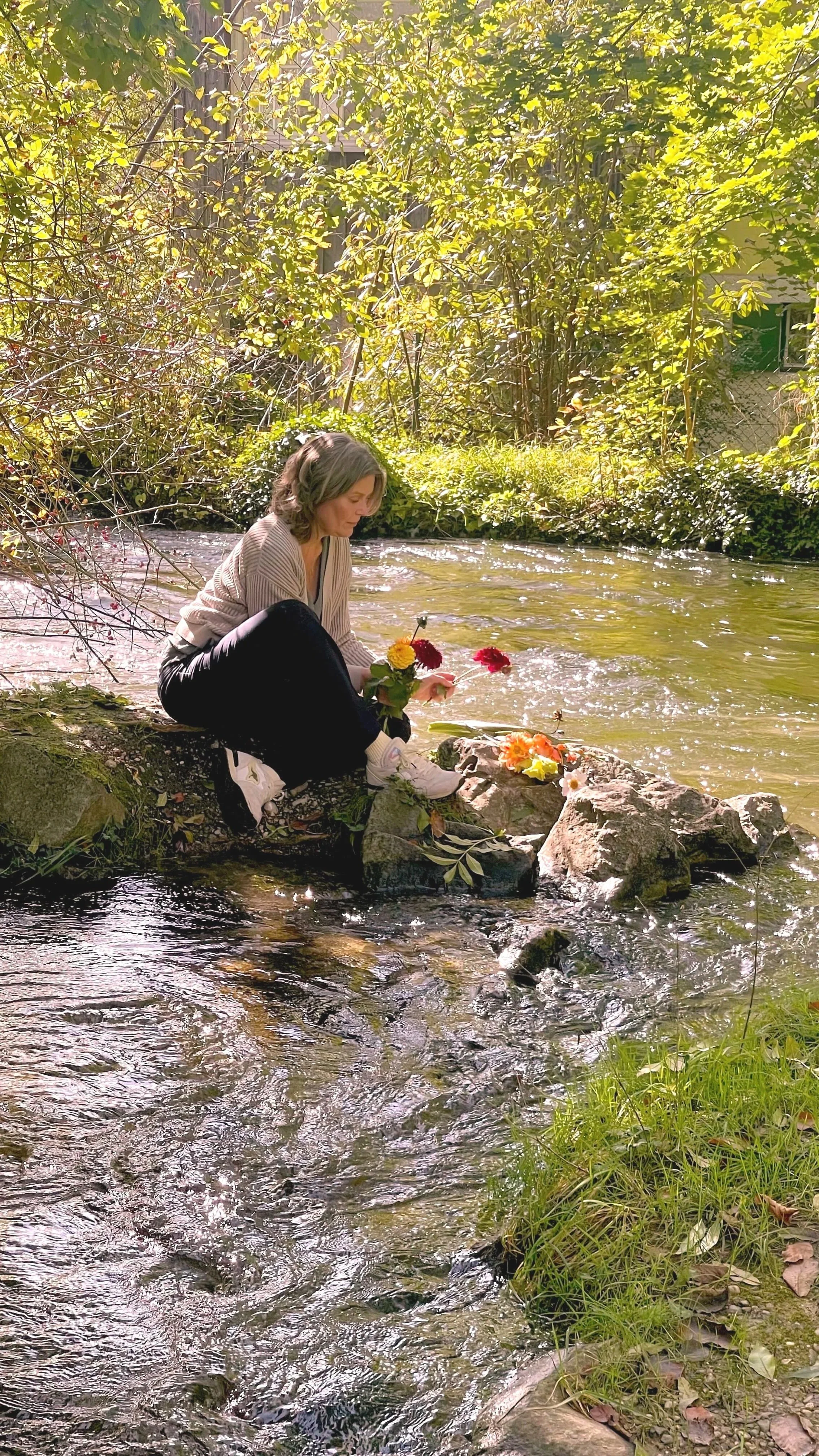 Ritualgabe in der Natur als Symbol für Übergang und innere Wandlung