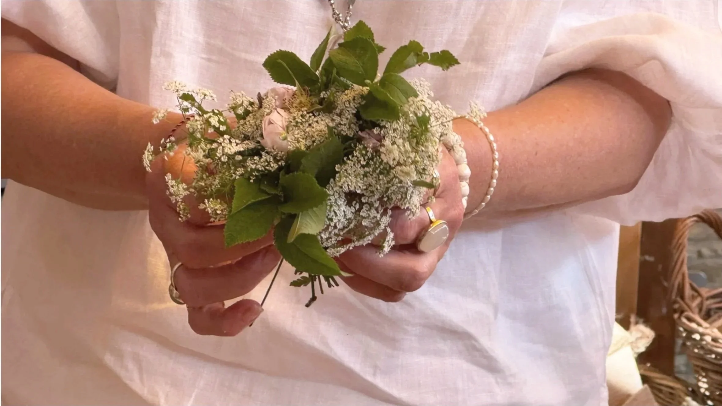 Blumen in den Händen als Symbol für achtsame spirituelle Prozessbegleitung bei Birgit Gentis.
