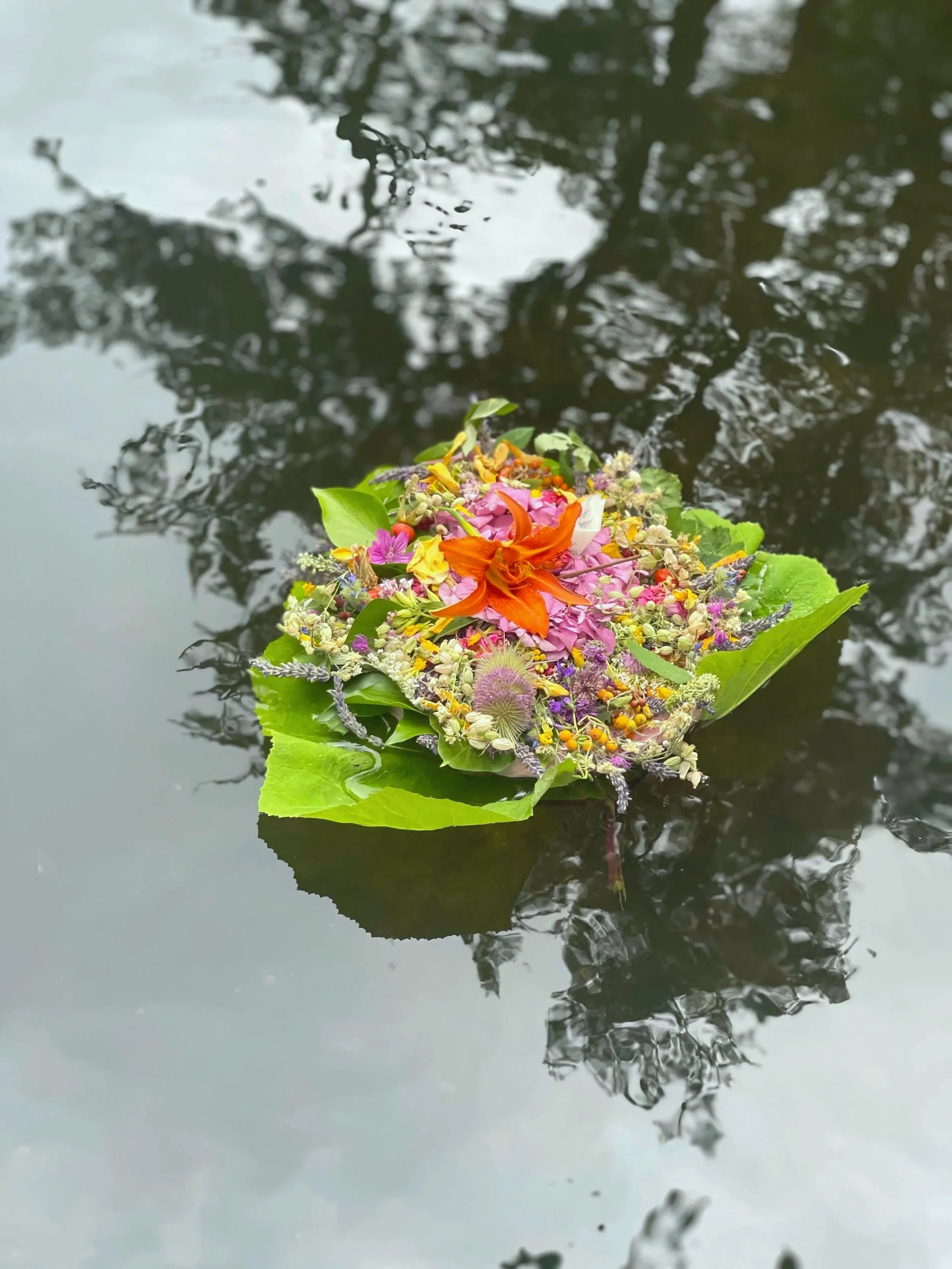 Haywariquy Ritualgabe im Wasser als Symbol für Übergang und Loslassen