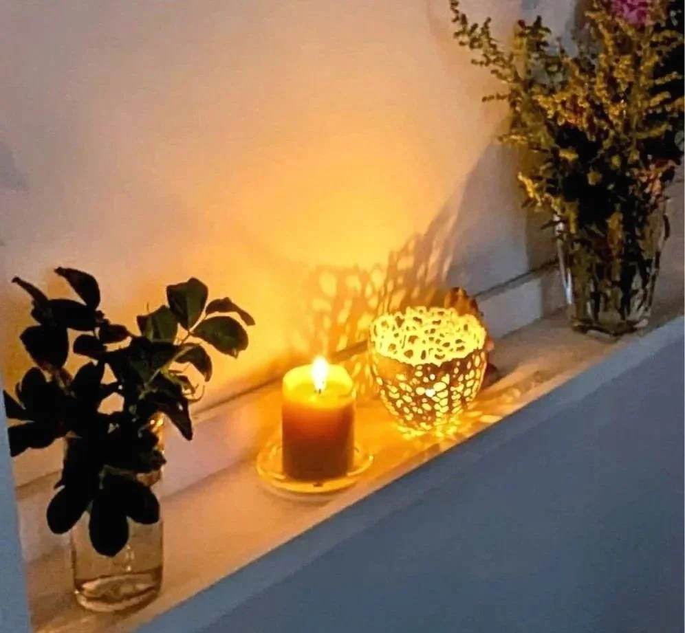 Kerzenlicht und Ritualobjekte für Übergang und persönliche Wandlung