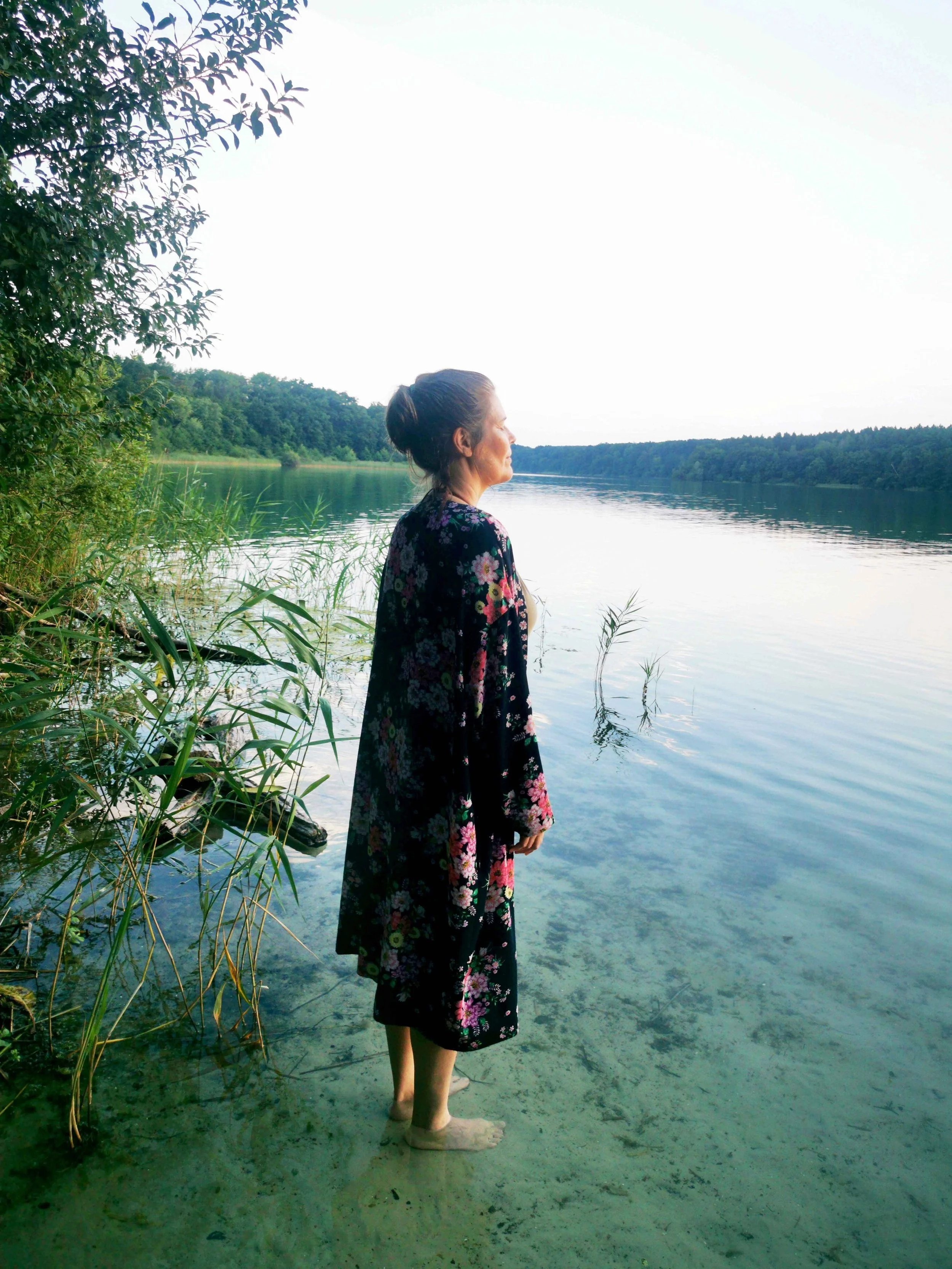 Birgit Gentis am See in einem Moment der Ruhe und inneren Ausrichtung.