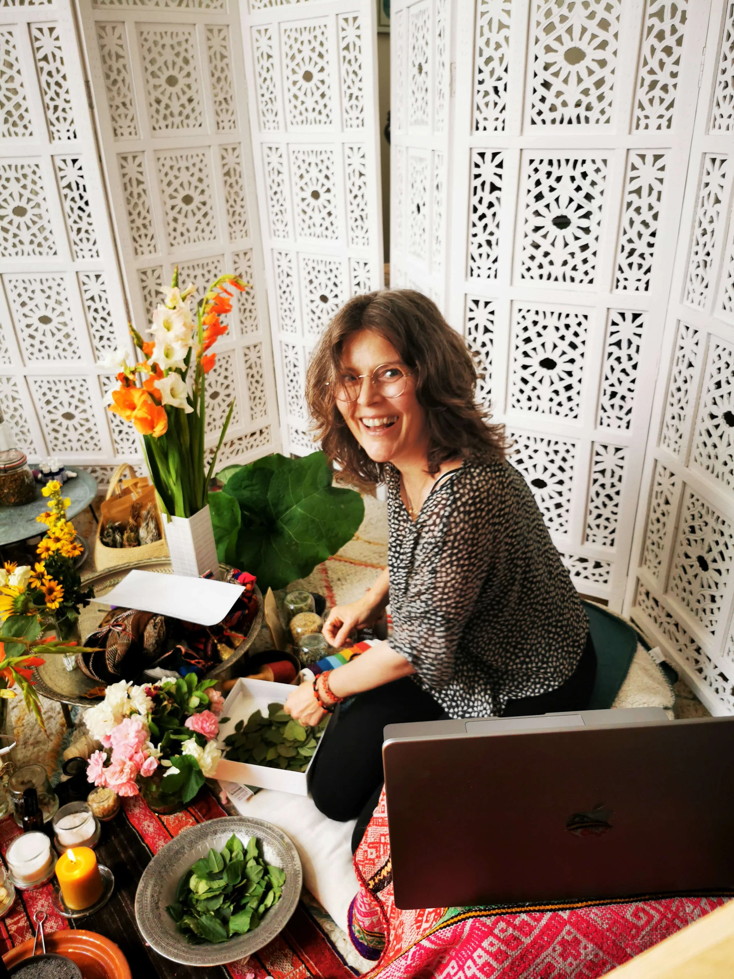 Birgit Gentis während eines großen Haywariquy Zeremoniells - umringt von Blüten und Blättern für eine Online Klientin