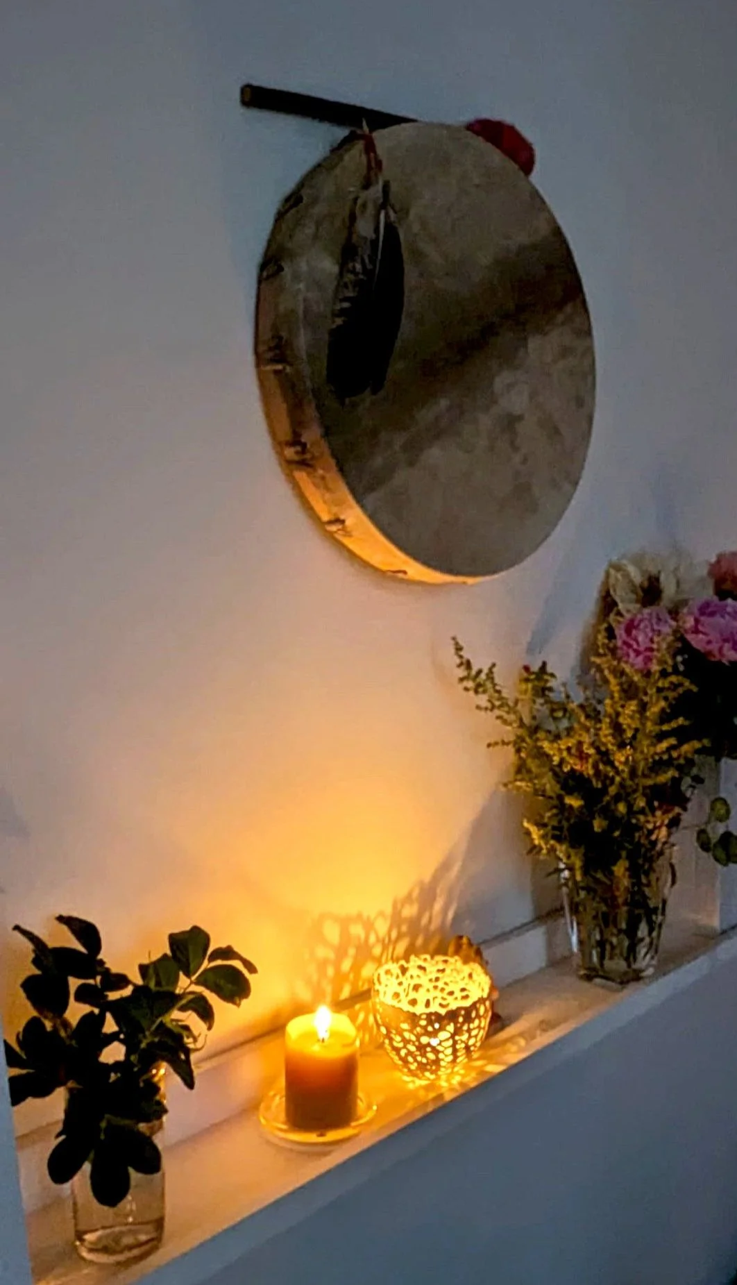 Kerzenlicht und Ritualraum für schamanischen Ritualprozess und innere Wandlung