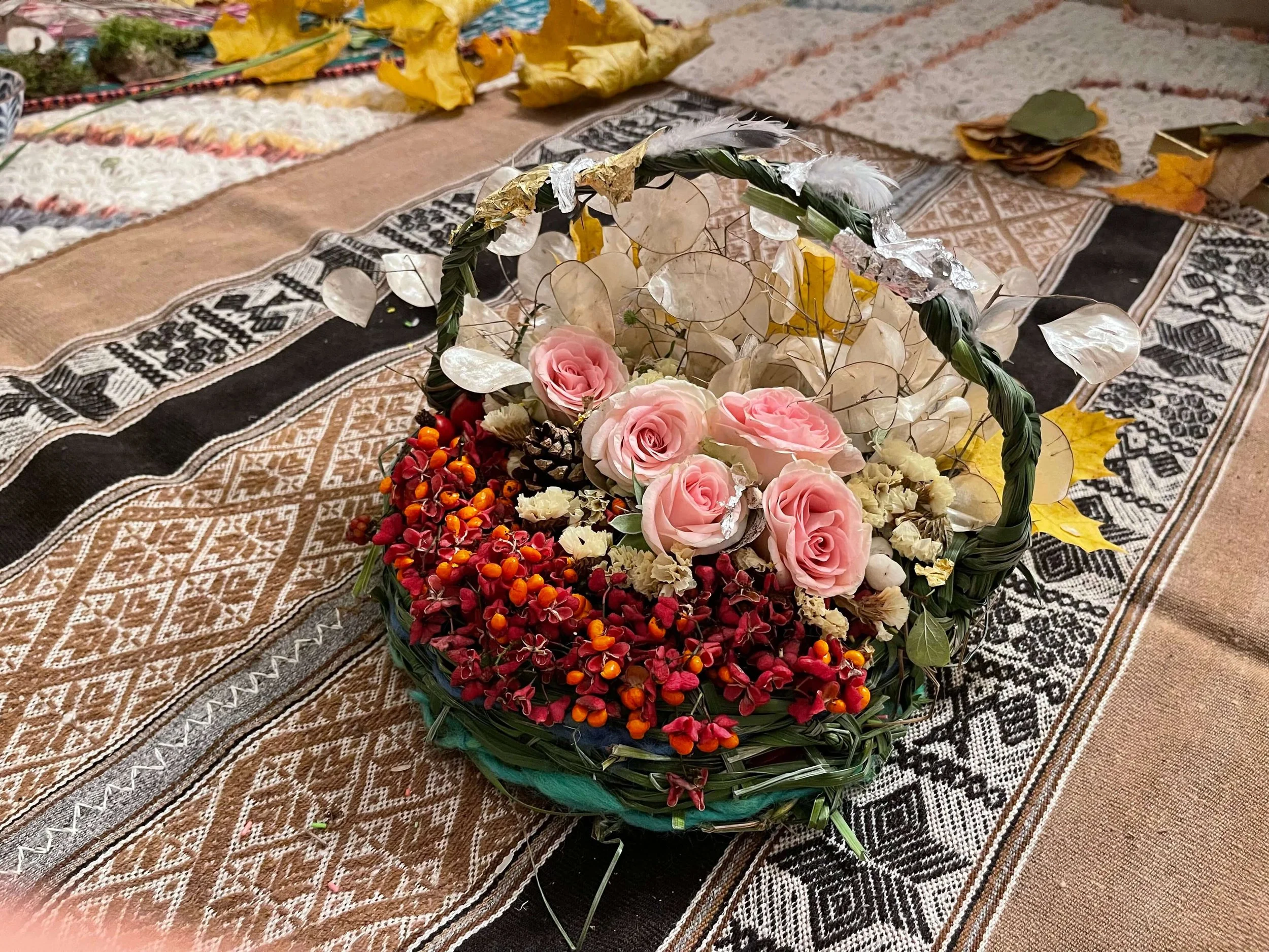 Blüten und Ritualobjekte einer schamanischen Zeremoniearbeit