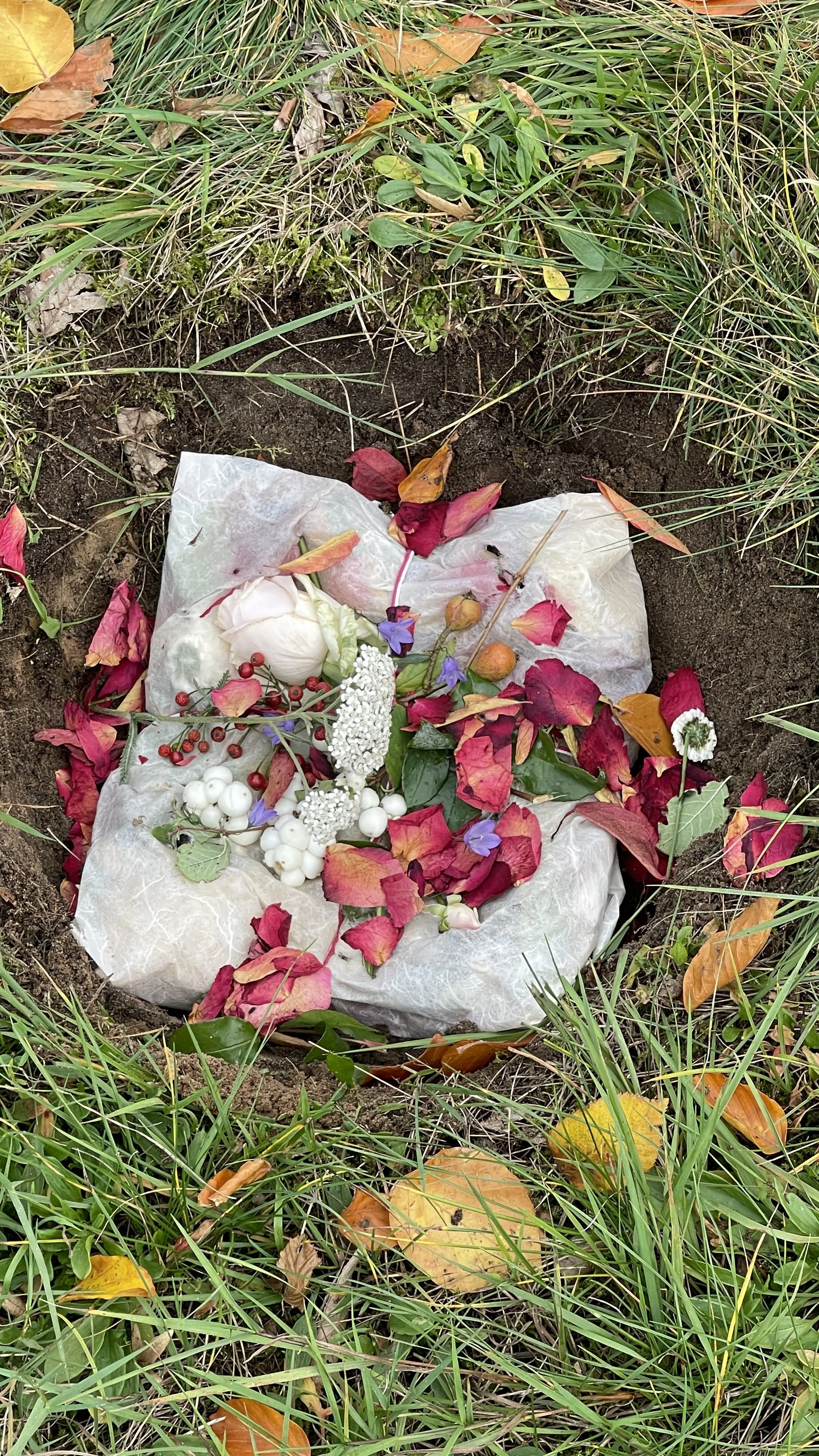 Blumen und Ritualgabe als Symbol für Integration und Abschluss