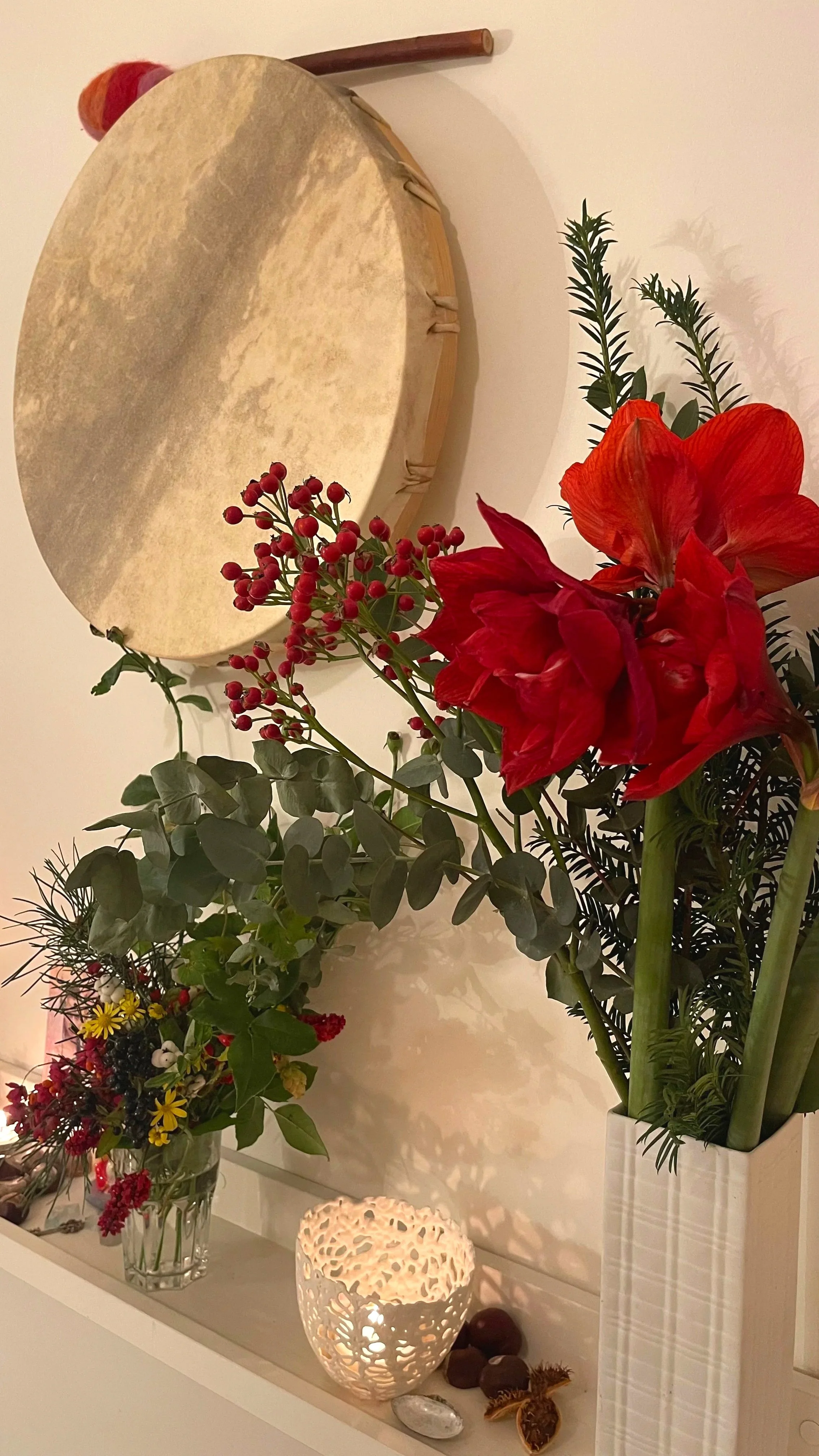 Vorbereitung eines schamanischen Ritualprozesses mit Schanaentrommel und Ritualobjekten