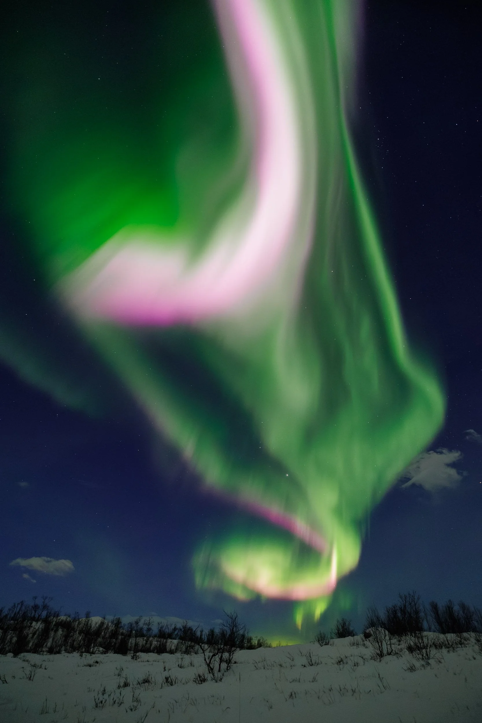 A very powerful aurora in the tundra during solar maximum in Abisko