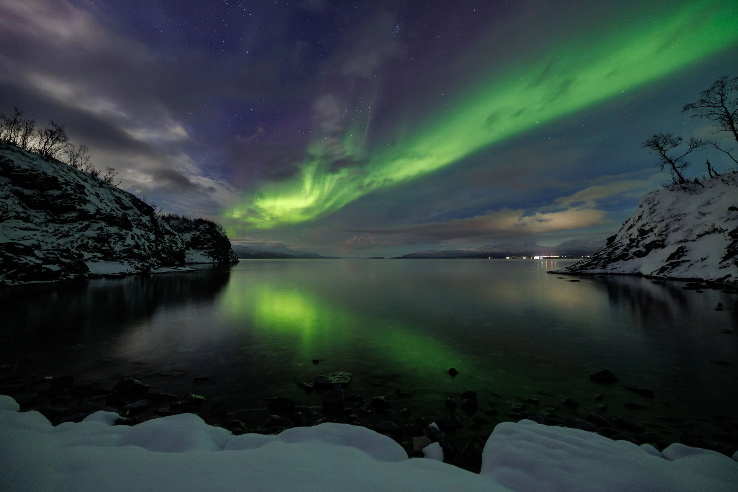 Aurora reflecting in the calm water of lake tornetrask