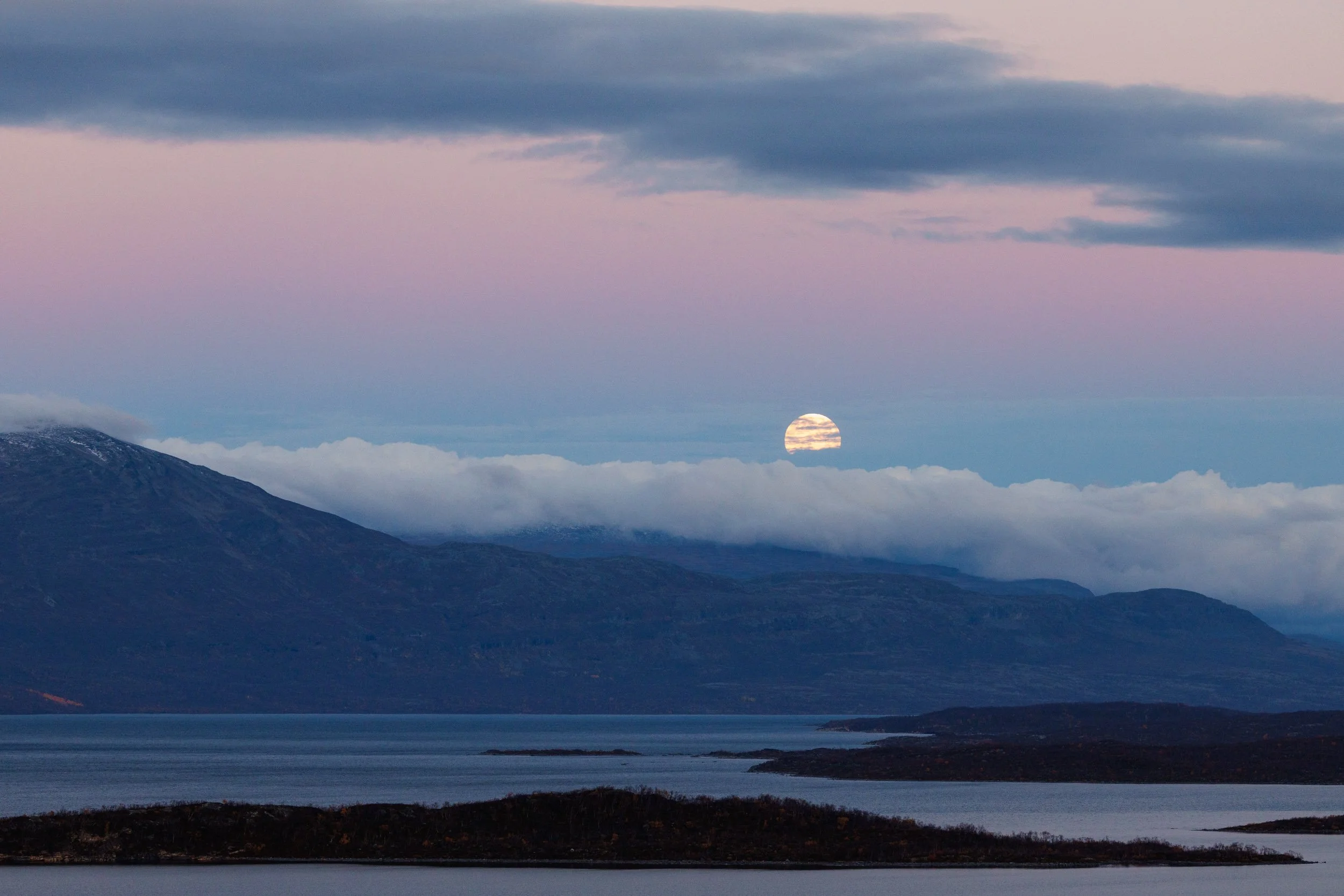 moon-rise-over-tornetrask-lake.jpg