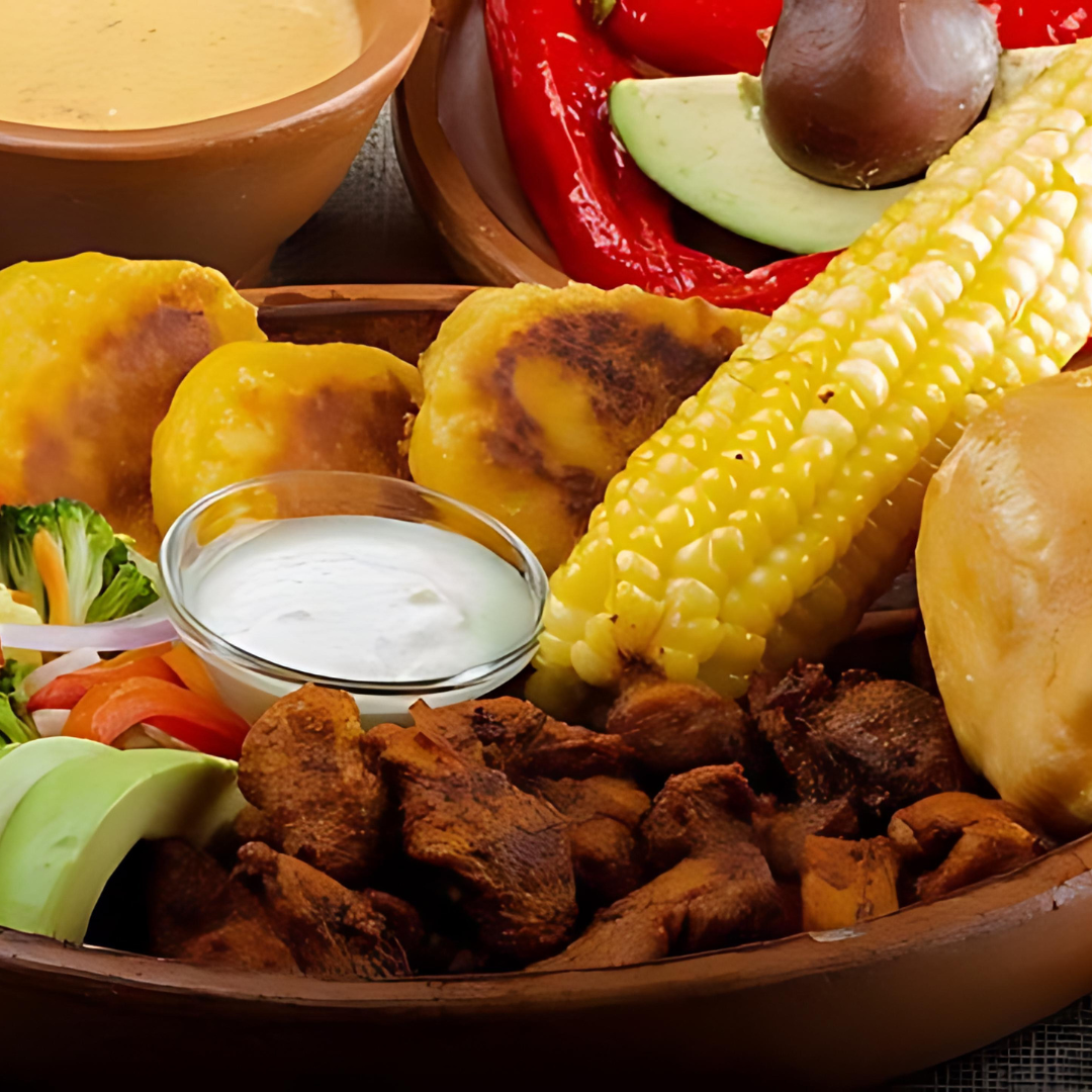 Plato de comida con pollo, maíz, papas, verduras y salsa de leche o yogurt.