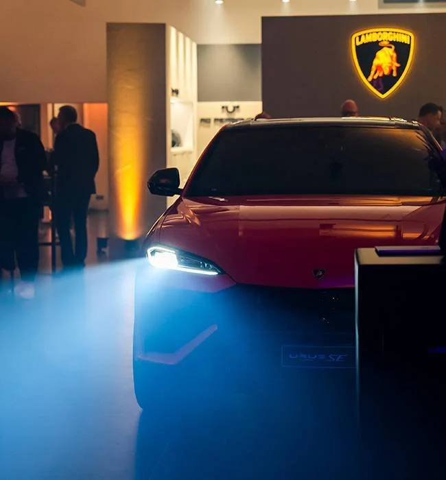 Roter Lamborghini Urus bei der Showroom-Eröffnung