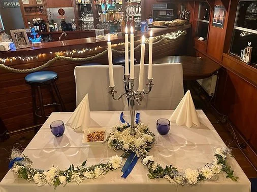 Uriger Restauranttisch in einem Hausboot