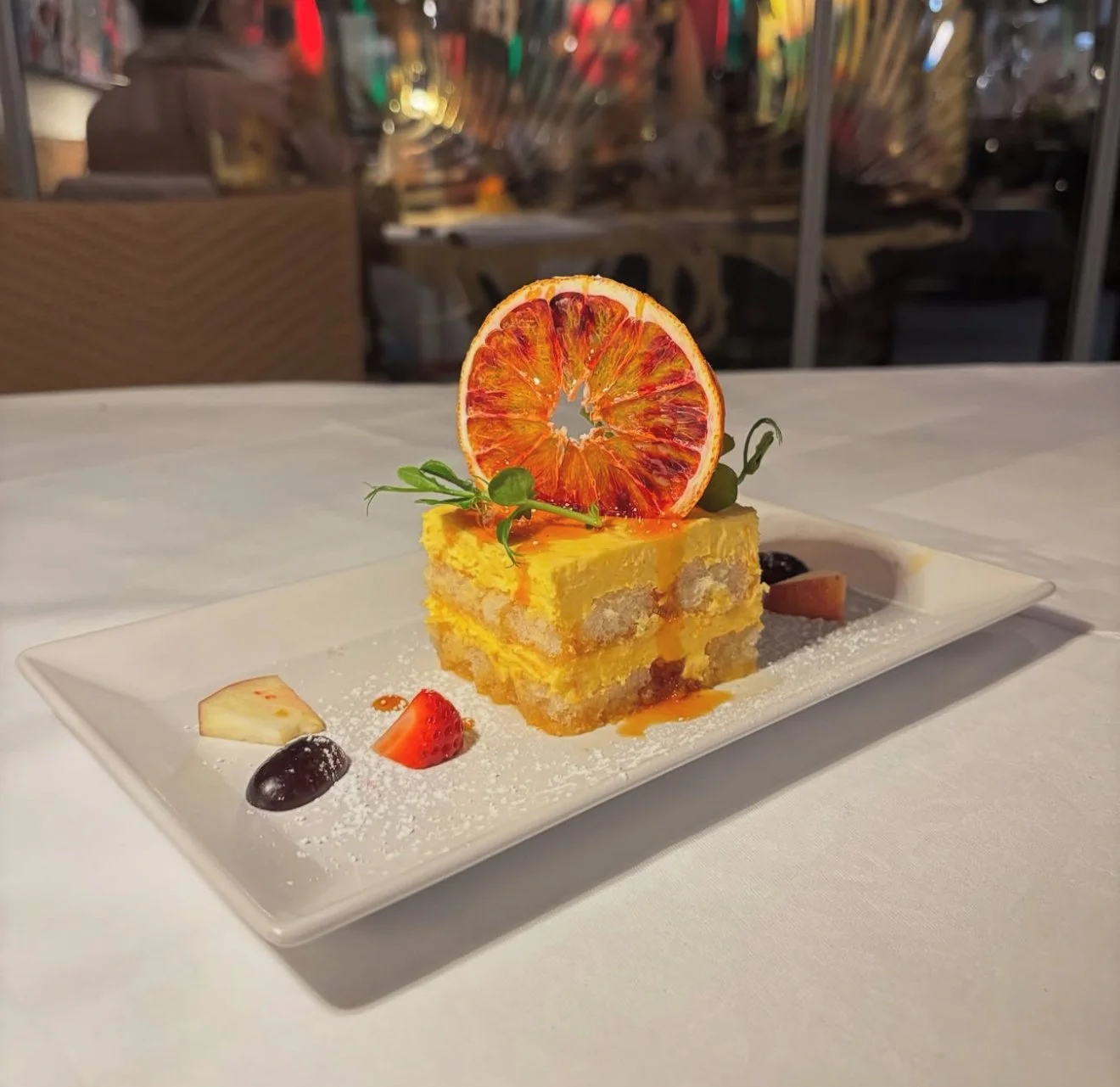 Orangen-Tirmaisu in edler Restaurant-Atmosphäre