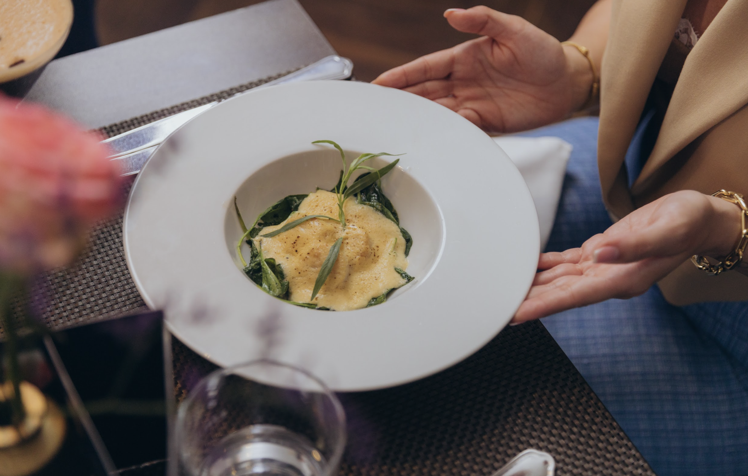 Edles Pastagericht umrahmt von einem Espresso Martini