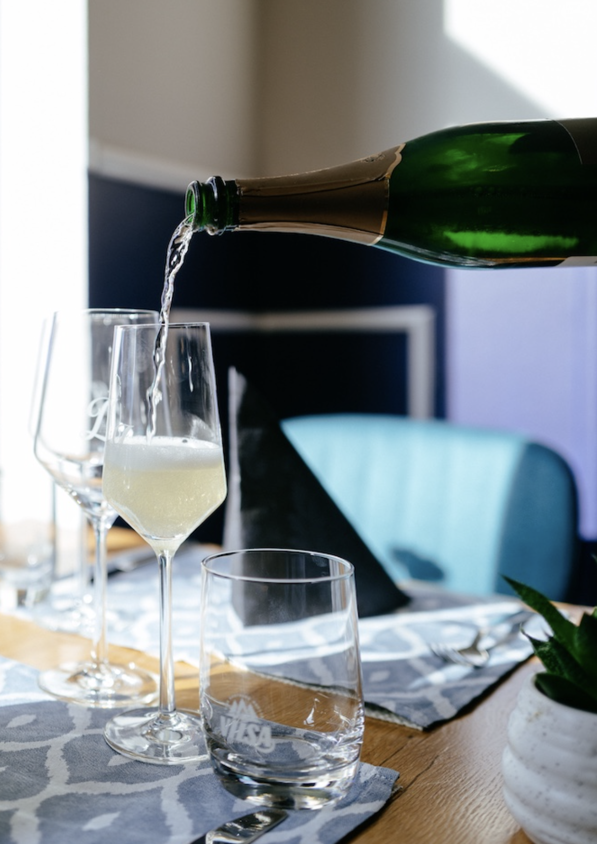 Edler Champagner wird in Champagnergläser eingeschüttet