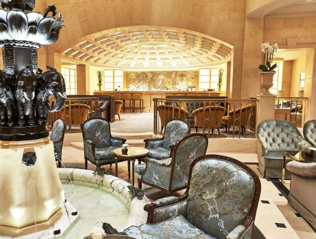 Die goldene und exklusive Lobby des Hotel Adlon