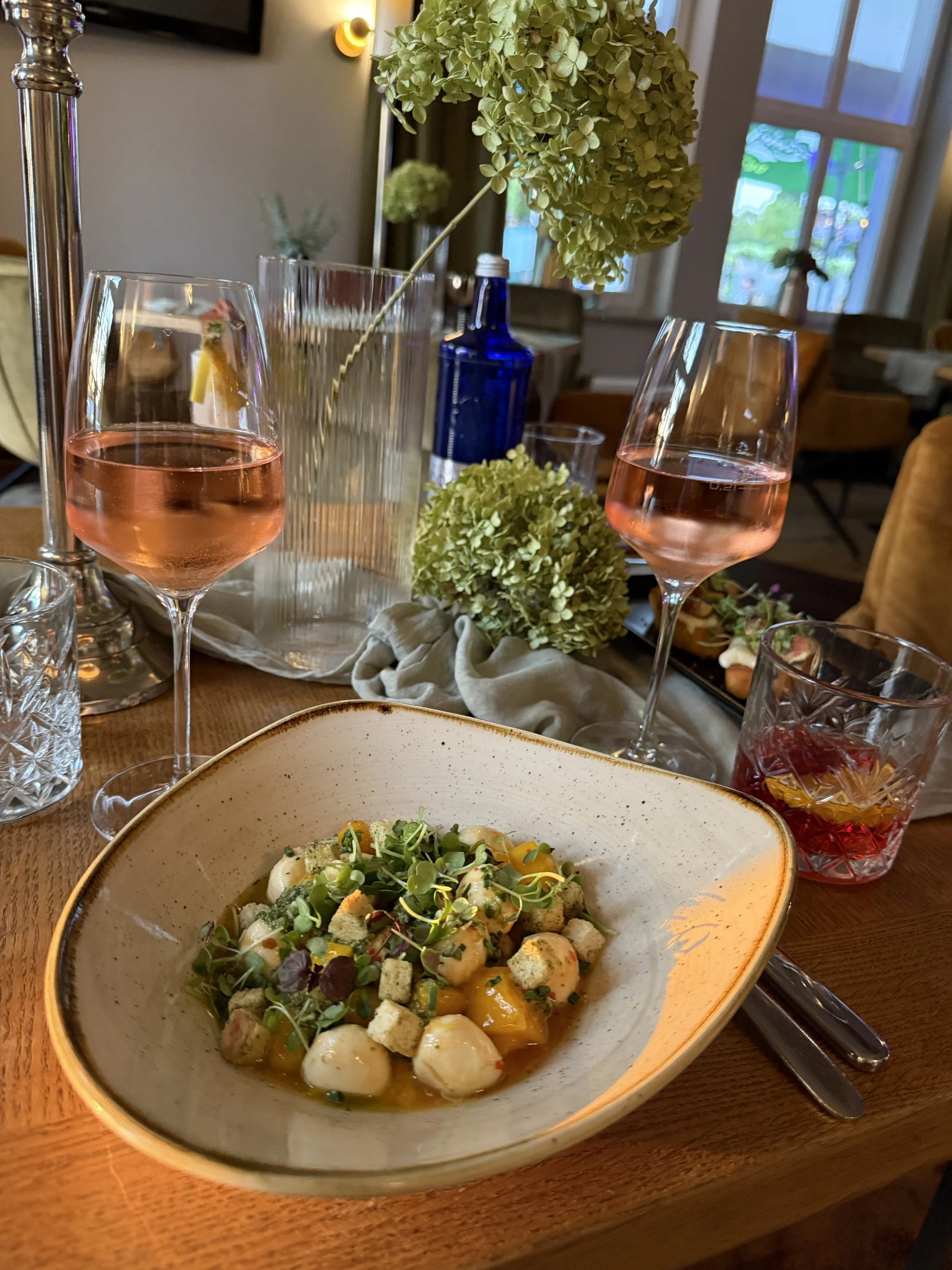 Bunter Pasta-Teller mit Rosé-Wein