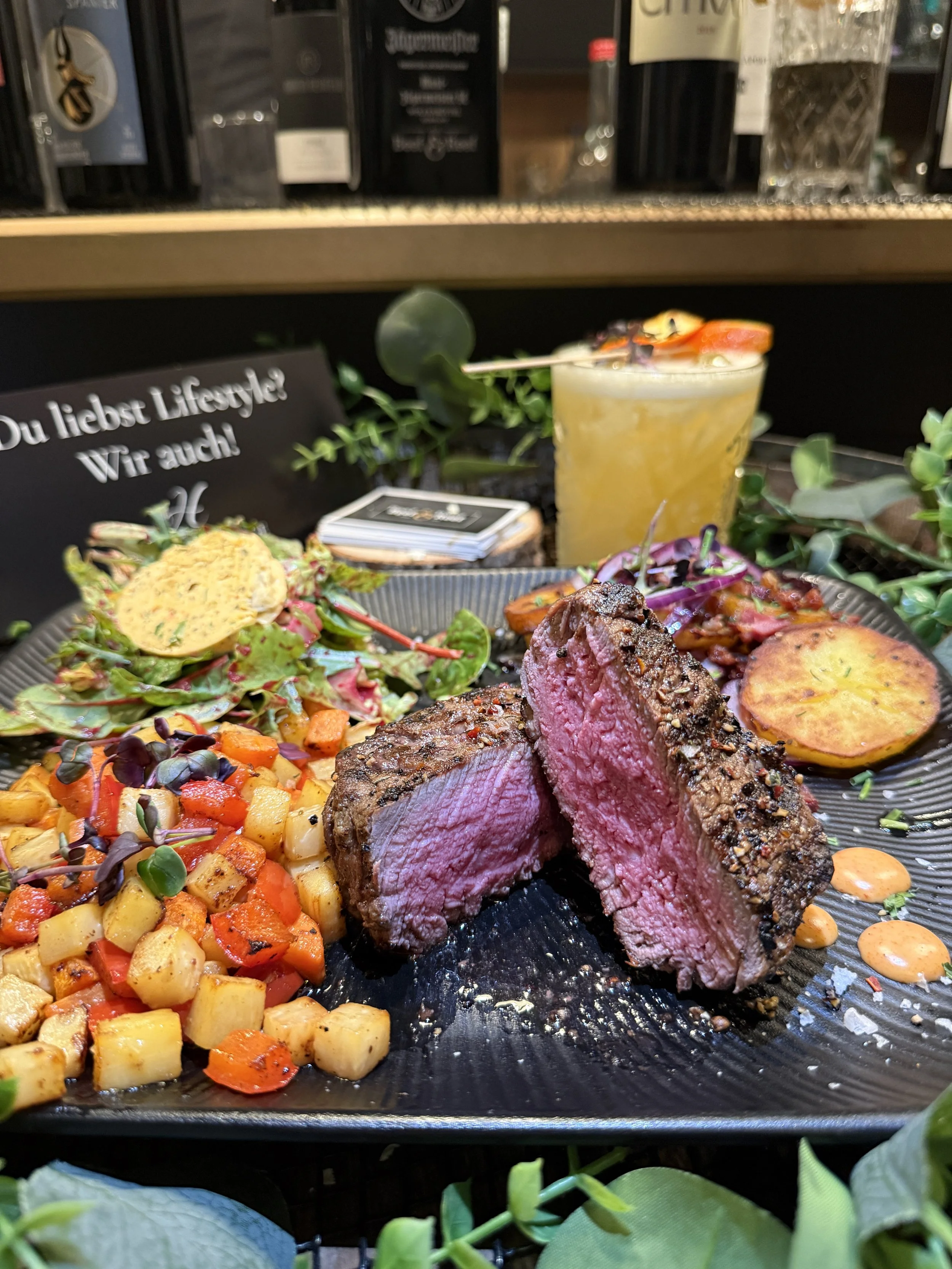 Ein hochwertiges Steak liegt auf einem verzierten Teller