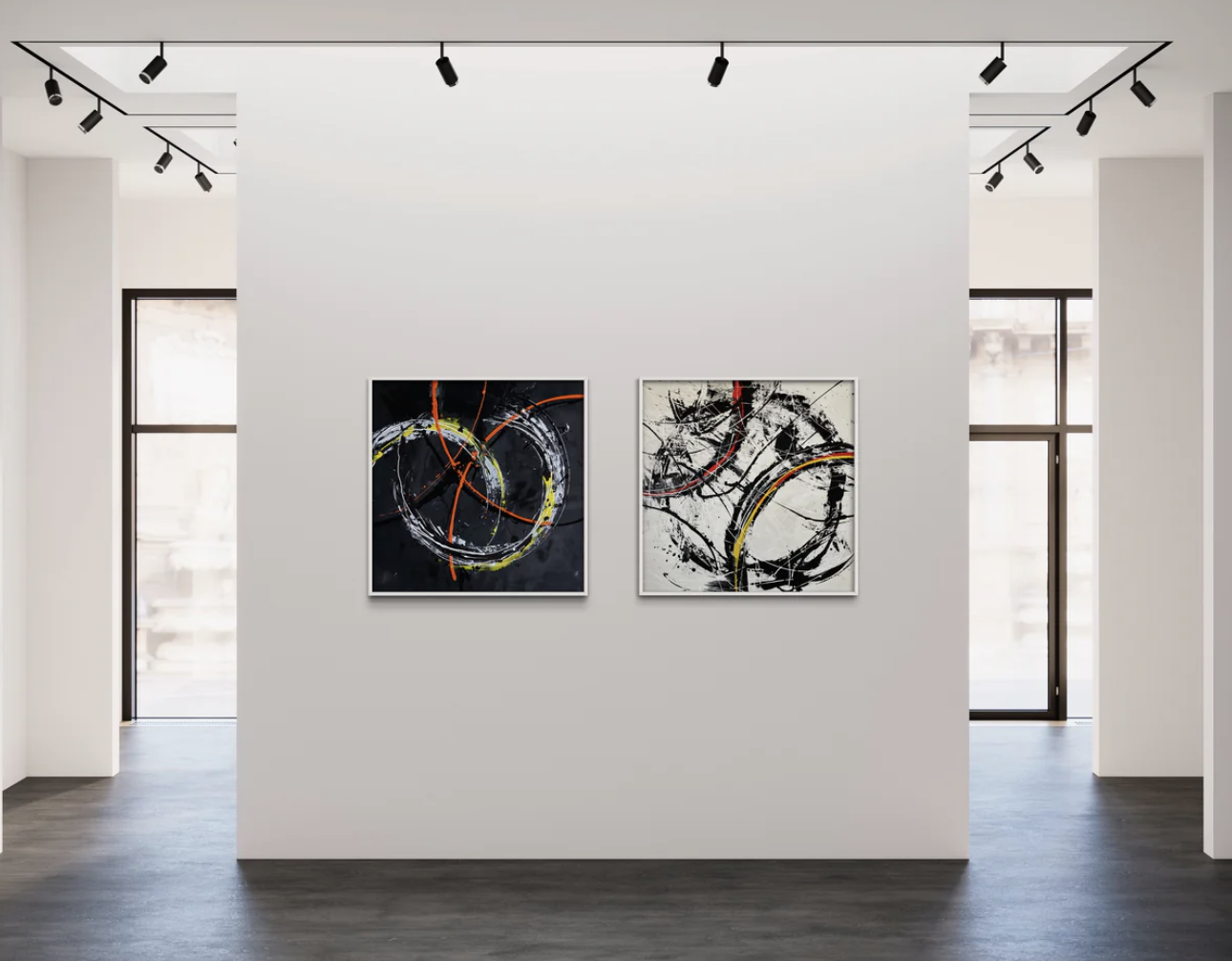 Zwei Designer-Bilder hängen in einer edlen Galerie