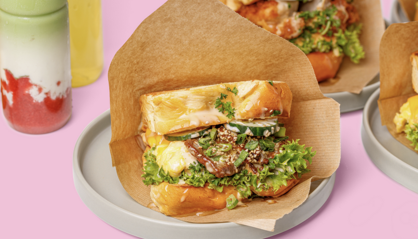 Bunte Frühstückswaffel liegt auf einem edlen Porzellanteller