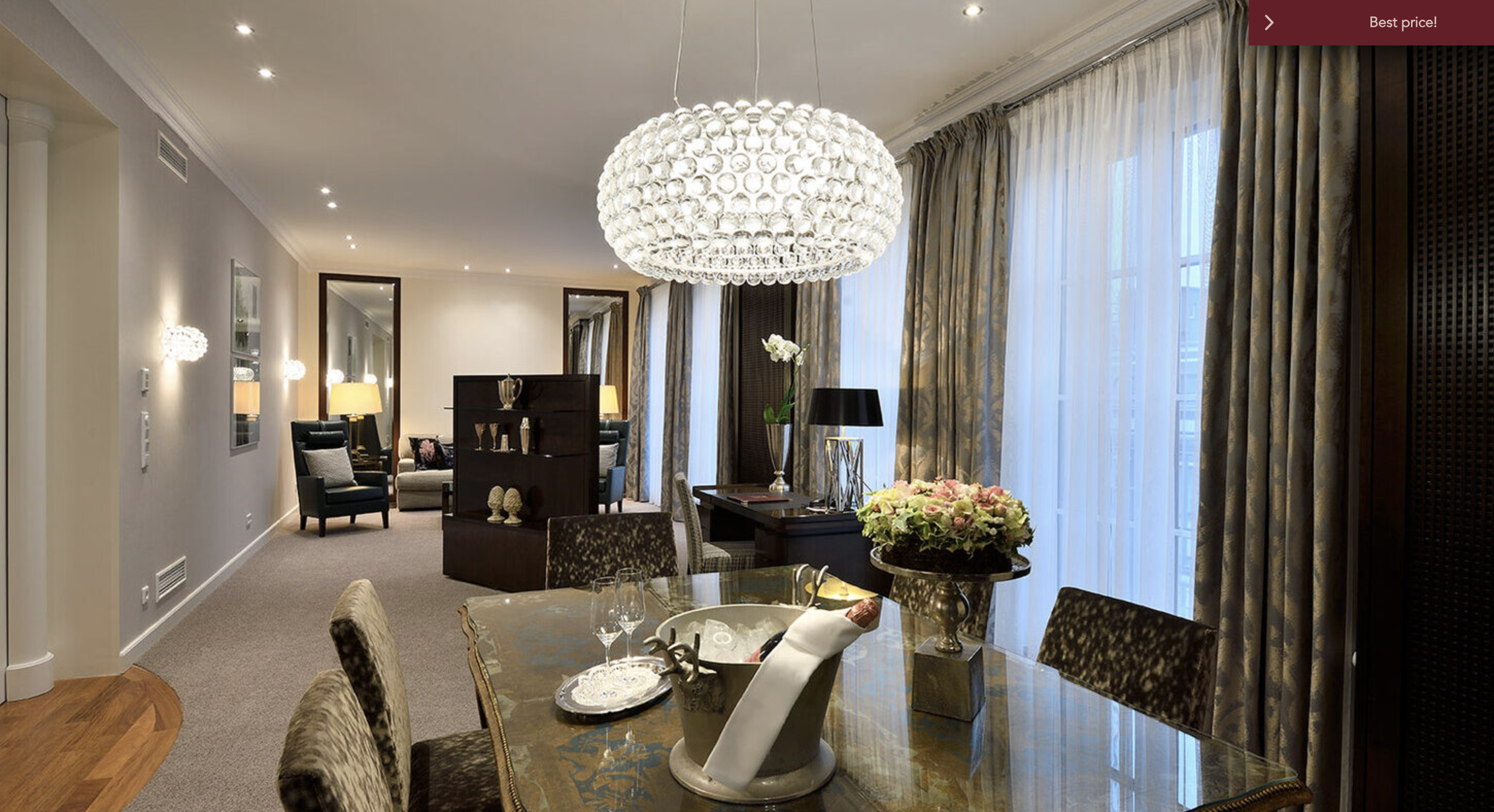 Edle Suite mit Kronleuchter und Champagner-Halter