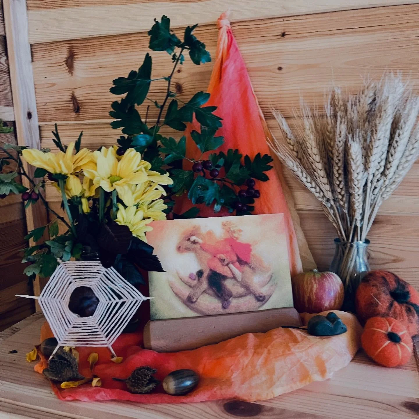 Michaelmas Day 🌾🗡️🐉 
As we step into the darker half of the year, Michaelmas reminds us to gather strength and courage, to face our inner “dragons,” and to carry our inner light into the darkness.
With the littlest ones, we mark this