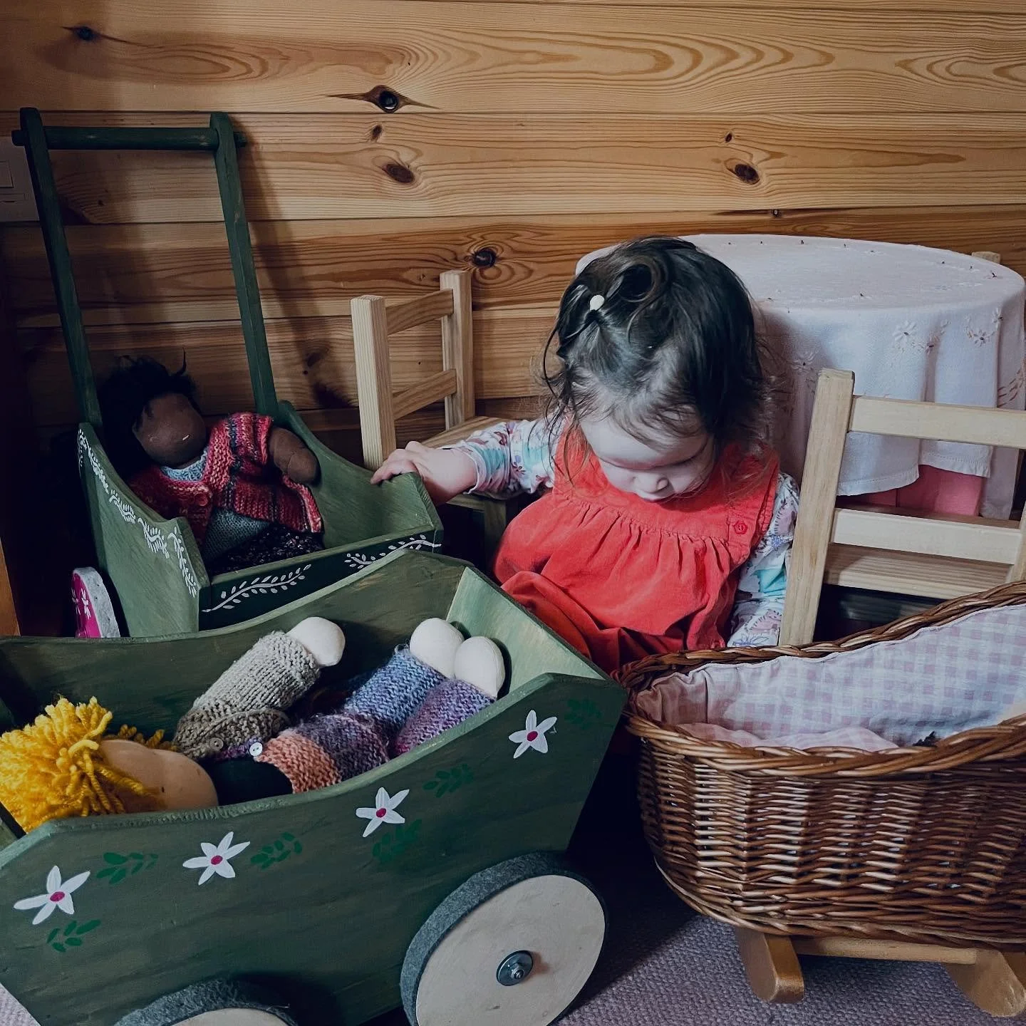 Poppy, Clovis, Matilde and Dodo, our beautiful dolls, have been receiving so much love lately from all my hummingbirds! 💛🌈
#waldorfchildminding
#waldorfchildminder
#steinerchildminder
#yorkchildminder 
#waldorfeducation 
#waldorfearlychildhood
#im