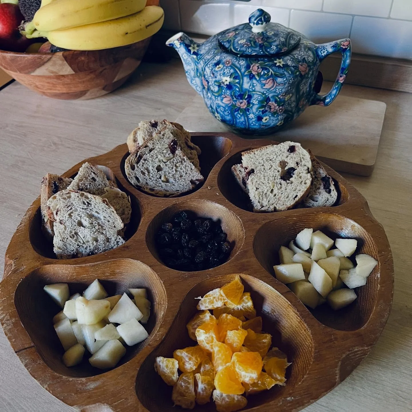 🍂 Chilly autumn mornings have arrived, and nothing goes better with our morning snack than a warm pot of tea. 🫖 
#waldorfchildminding
#waldorfchildminder
#steinerchildminder
#yorkchildminder 
#waldorfeducation 
#waldorfearlychildhood
#autumnmood🍂