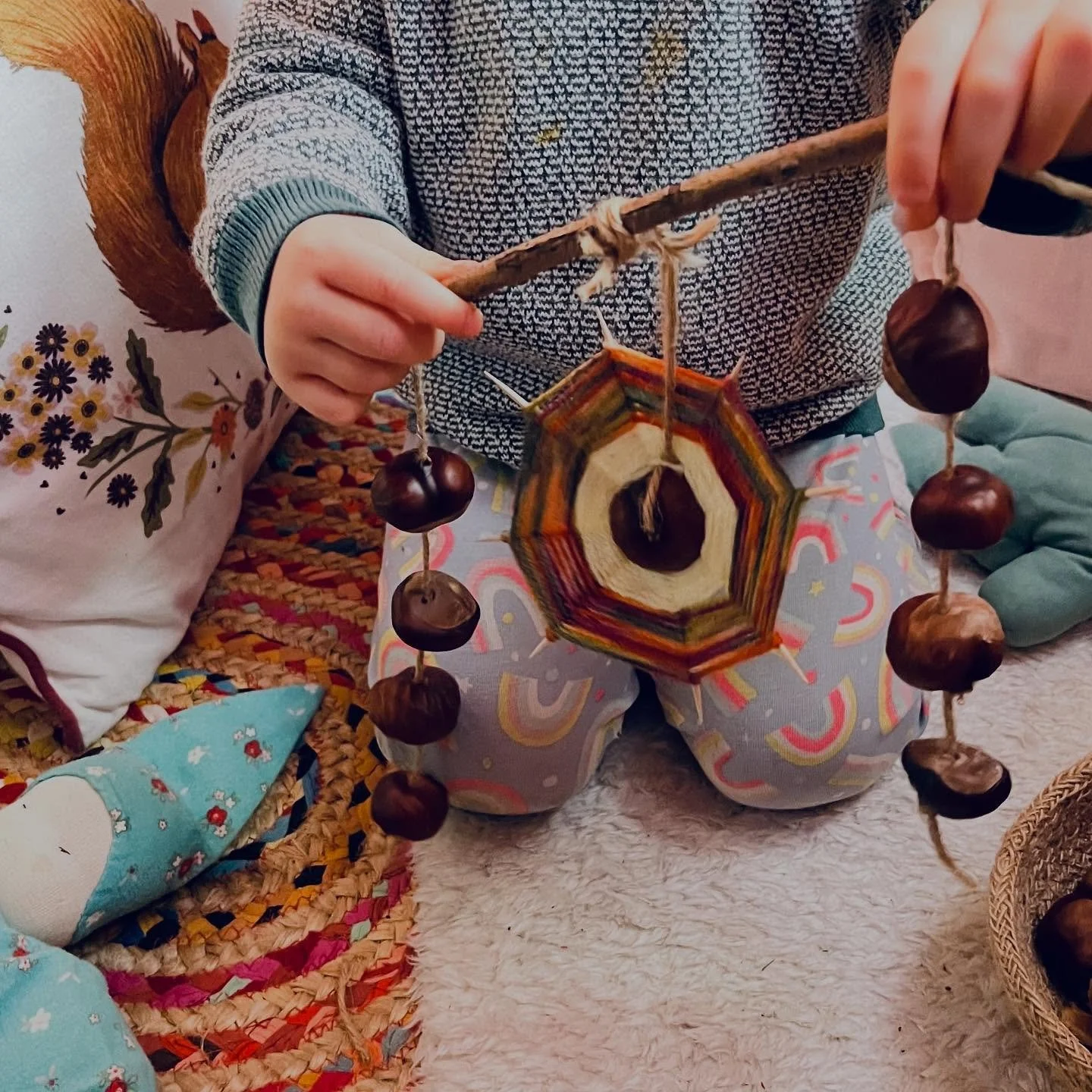 Turning nature’s gifts into decorations, with my hummingbirds helping to drill the conkers, choose the yarn colours, and thread each one. An autumn creation for our nest, garden, and homes! 🍁💫
#waldorfchildminding
#waldorfchildminder
#steine