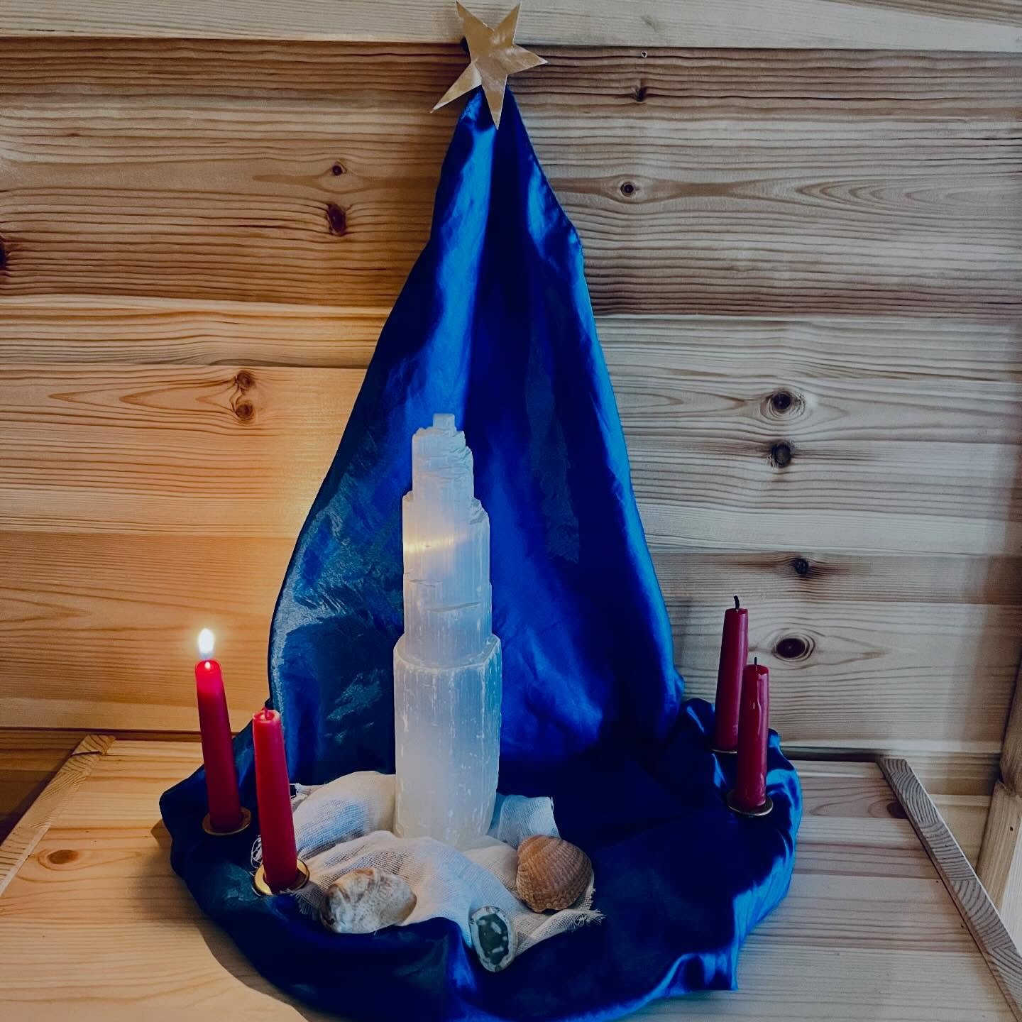 &ldquo;The first light of Advent is the Light of Stone - stones that live in crystals, seashells, and bones&rdquo; 

#waldorfchildminding
#waldorfchildminder
#steinerchildminder
#yorkchildminder 
#waldorfeducation 
#waldorfearlychildhood
#waldorfcele