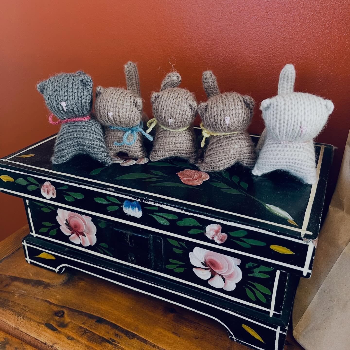 Christmas presents knitted for my little hummingbirds! 🧶🐈

I may be a very basic knitter, but I love to make something handmade and filled with love for my little ones! Over the past few weeks, I&rsquo;ve kept my hands busy making these cats in the