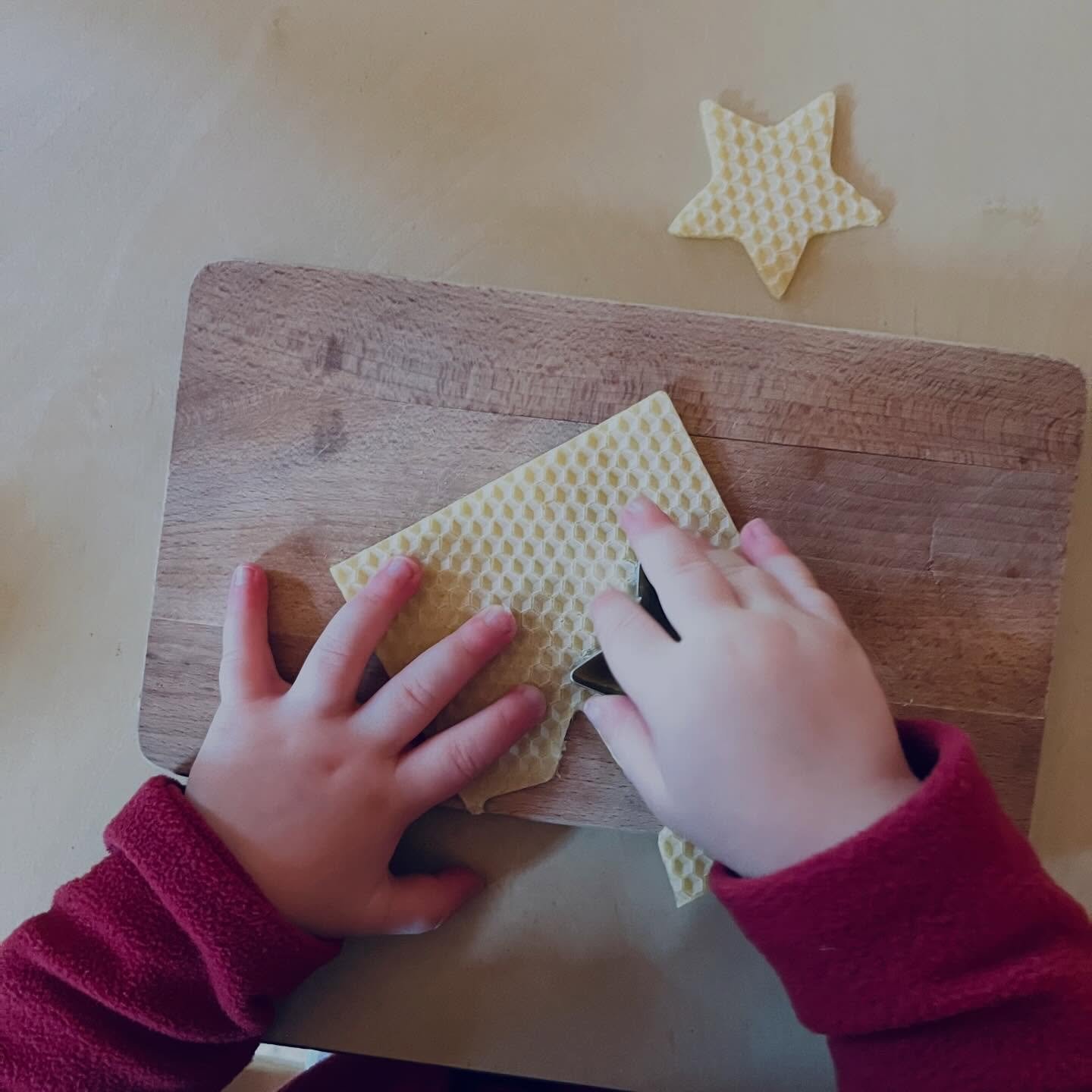 A Christmassy craft 🌲✨ Beautiful wreaths decorated with beeswax stars made from beeswax sheets and a cookie cutter - a lovely idea from @sukriti_chowdhary 

#waldorfchildminding
#waldorfchildminder
#steinerchildminder
#yorkchildminder 
#waldorfeduca