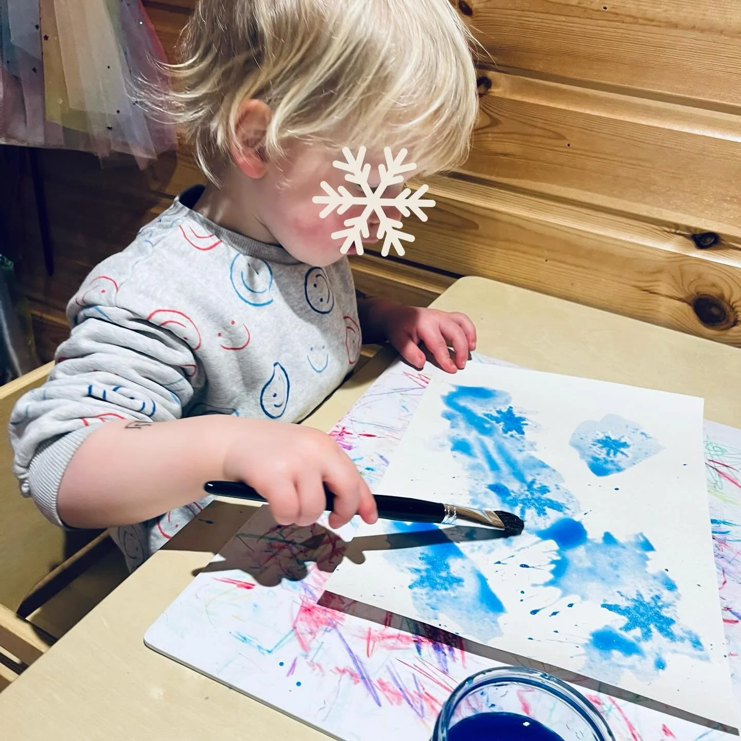 &ldquo;Snowflake snowflake in the sky, love to watch you floating by&rdquo; 

Drawing snowflakes, especially with this technique isn&rsquo;t my strongest but it still brought lots of wonder to my hummingbirds! 🥰🖌️❄️

#waldorfeducation 
#waldorfearl