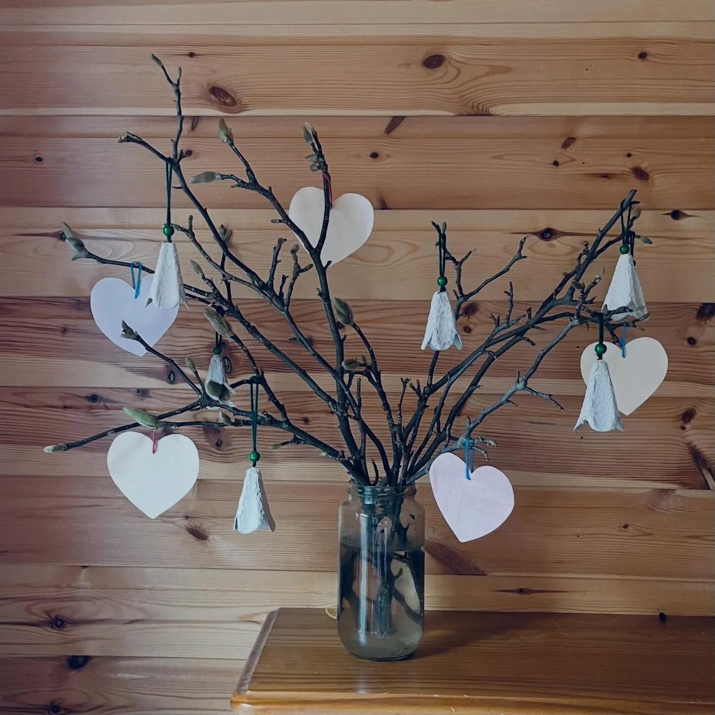 💛💜💙We turned our paintings into hearts to hang in our branches, and into heart strings to fill our nest and my hummingbirds&rsquo; homes with even more love.❤️🧡💚

#waldorfchildminder 
#waldorfeducation 
#waldorfearlyyears 
#eyfs 
#valentinescraf