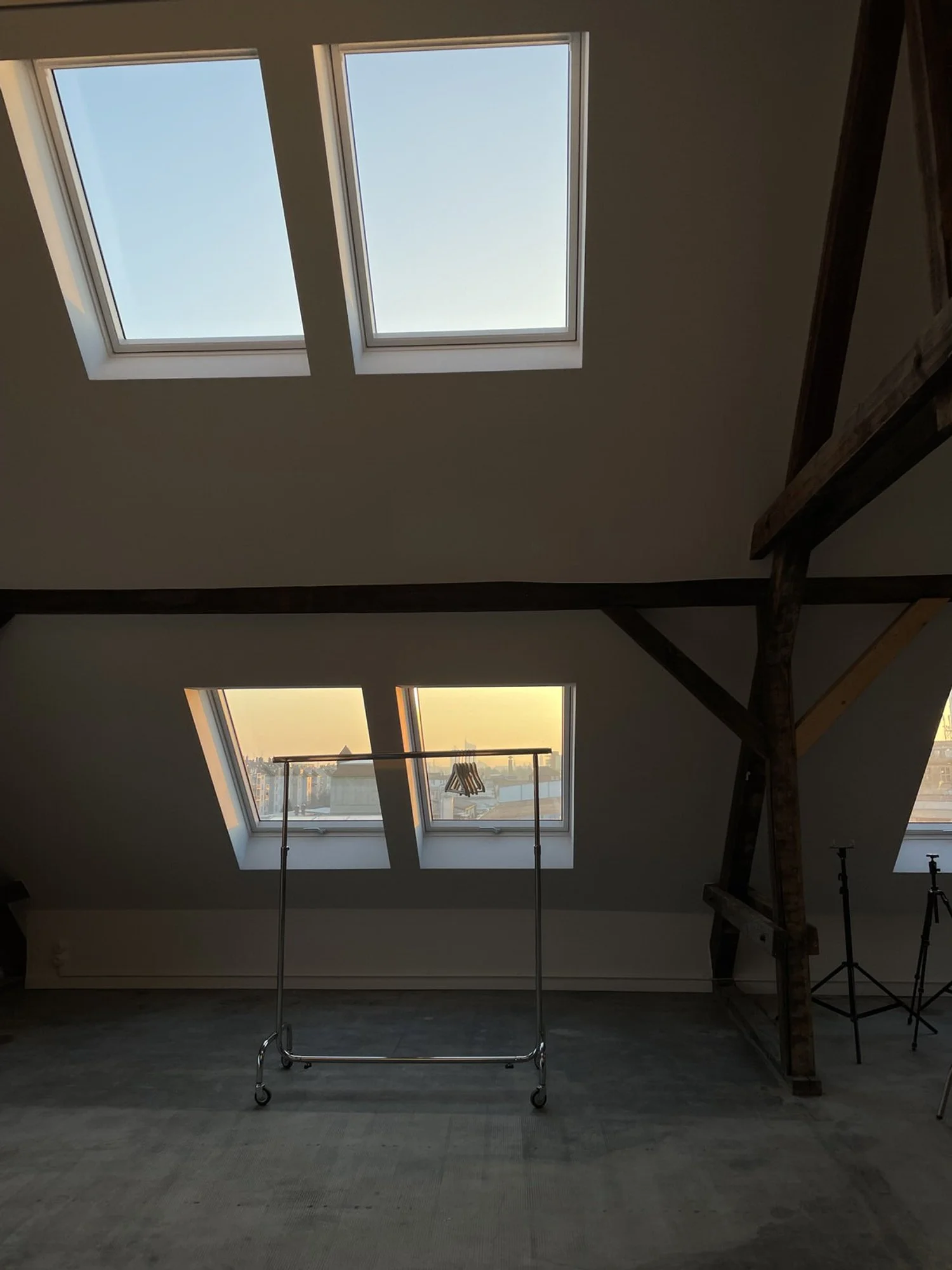 Fotostudio Leipzig mit bunter Hintergrundwand und direktem Sonnenlicht.