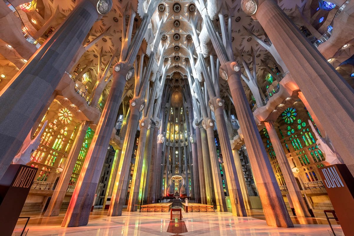 Sagrada-Familia-interior.jpg