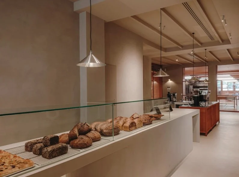 Barcelona se llena de cafeterías y panaderías modernas: el fenómeno que está cambiando la ciudad