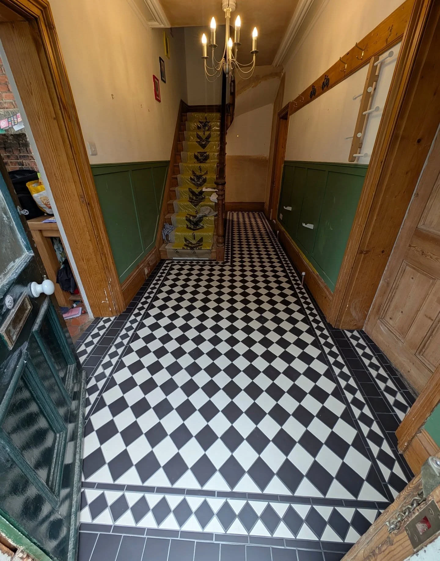 Timeless victorian floor completed in Millhouses this week and my favourite type of work.

Tiles from @ytctiles #andycoldwelltiling #sheffieldtiler #victotianfloortiles #derbyshiretiler #sheffield
