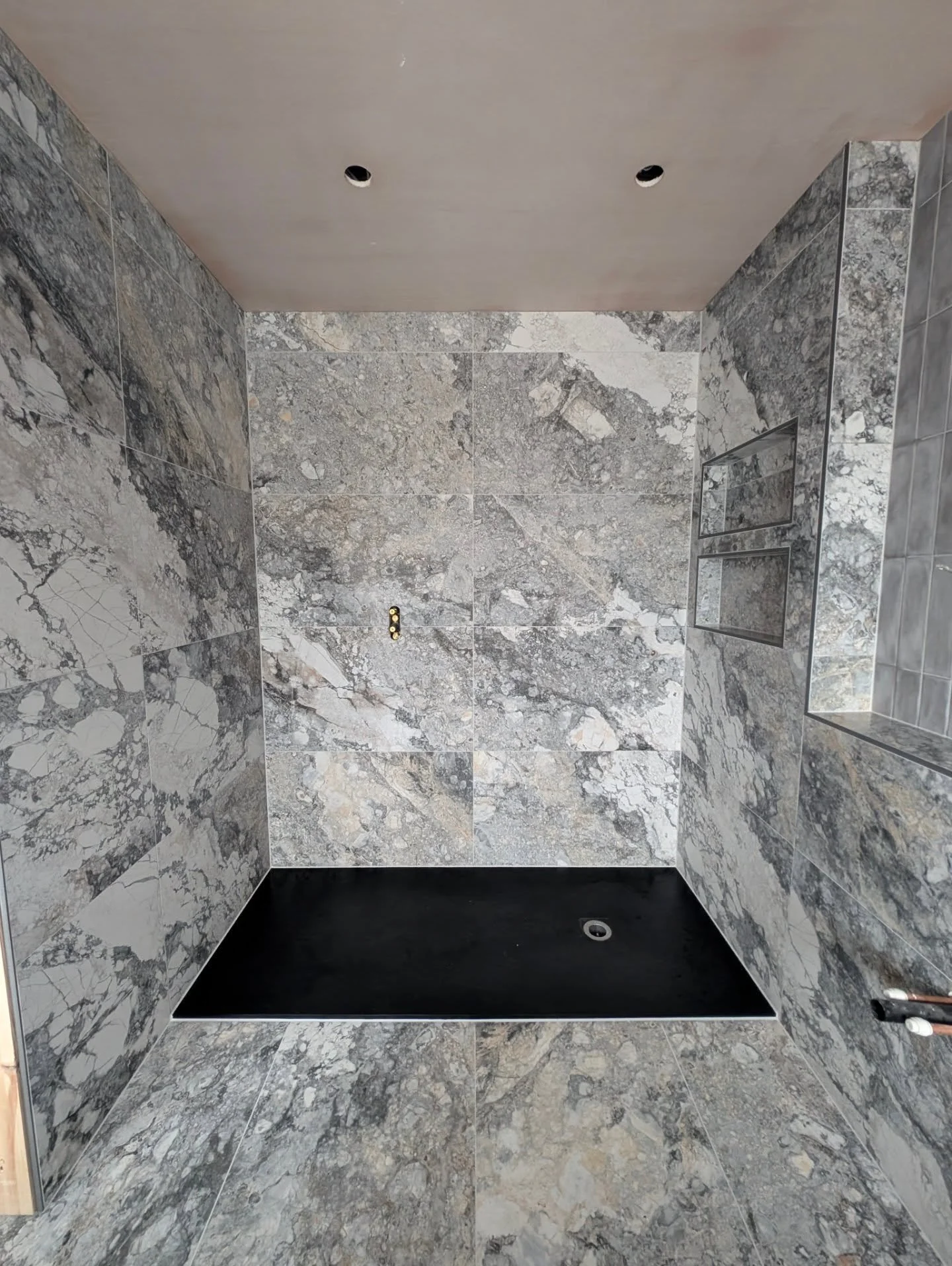 Recently completed ensuite with 1200x600 italian porcelain and brick tile combo. 

#sheffield #sheffieldtiler #sheffieldbuilder #tiles #tilerspride #kelmoreadhesive