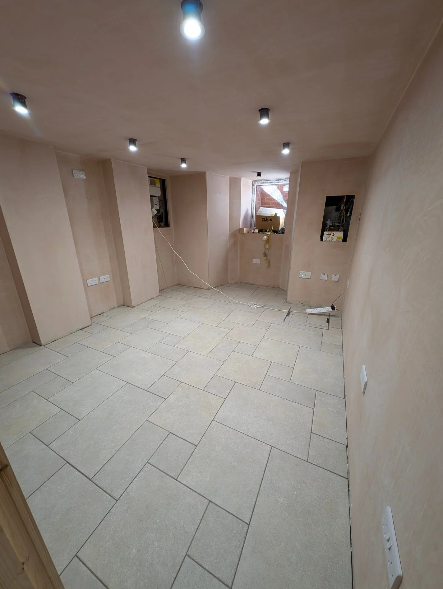 Lovely modular porcelain multiroom floor completed recently. 

#andycoldwelltiling #sheffieldtiler #sheffield