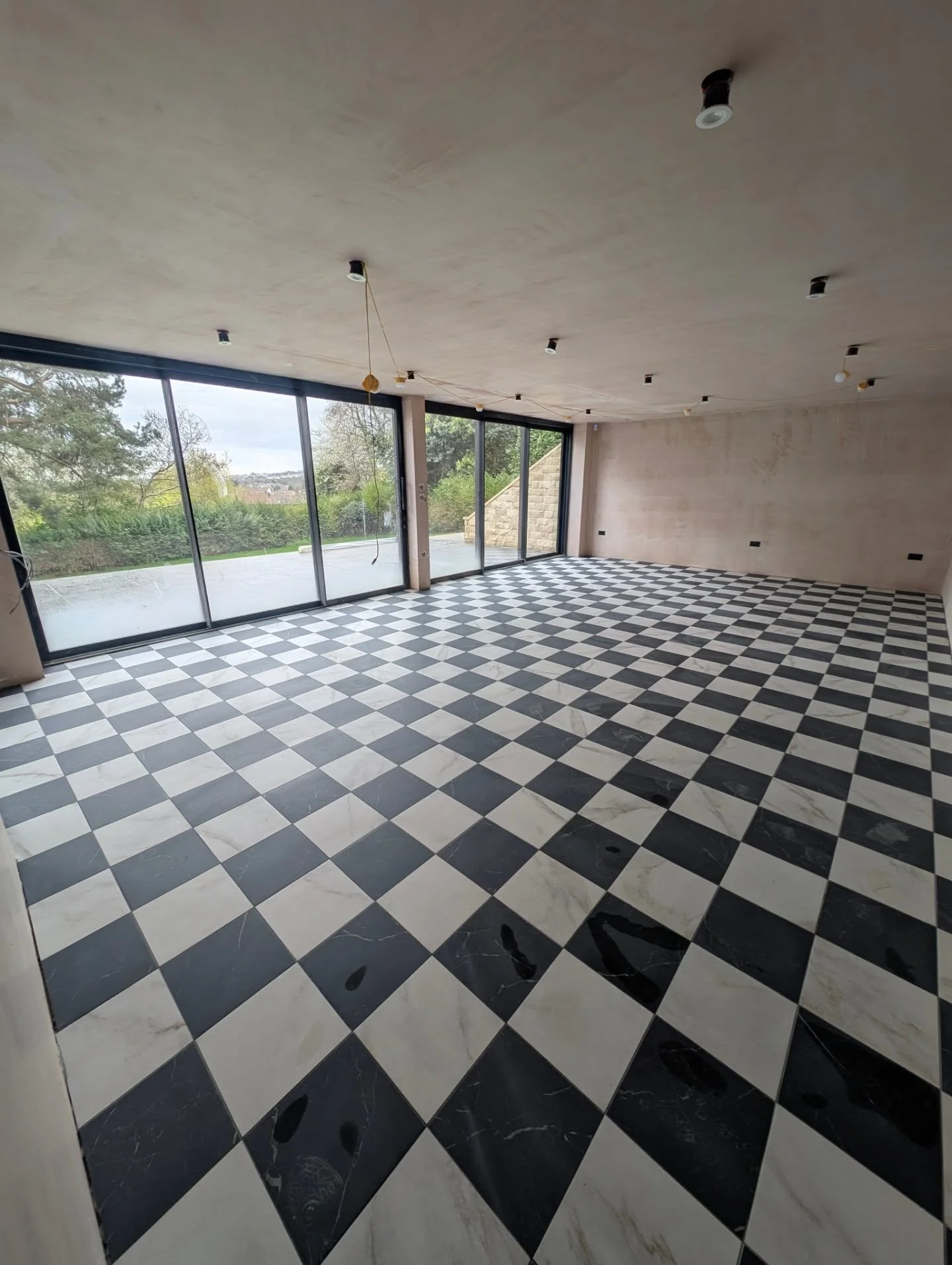 Another chequerboard floor completed this week, 50sqm of entertaining space, using @schlutersystemsuk ditra 25 membrane and @kelmore_ltd adhesives. 

#andycoldwelltiling #sheffieldtiler #sheffield #derbyshire #kelmore