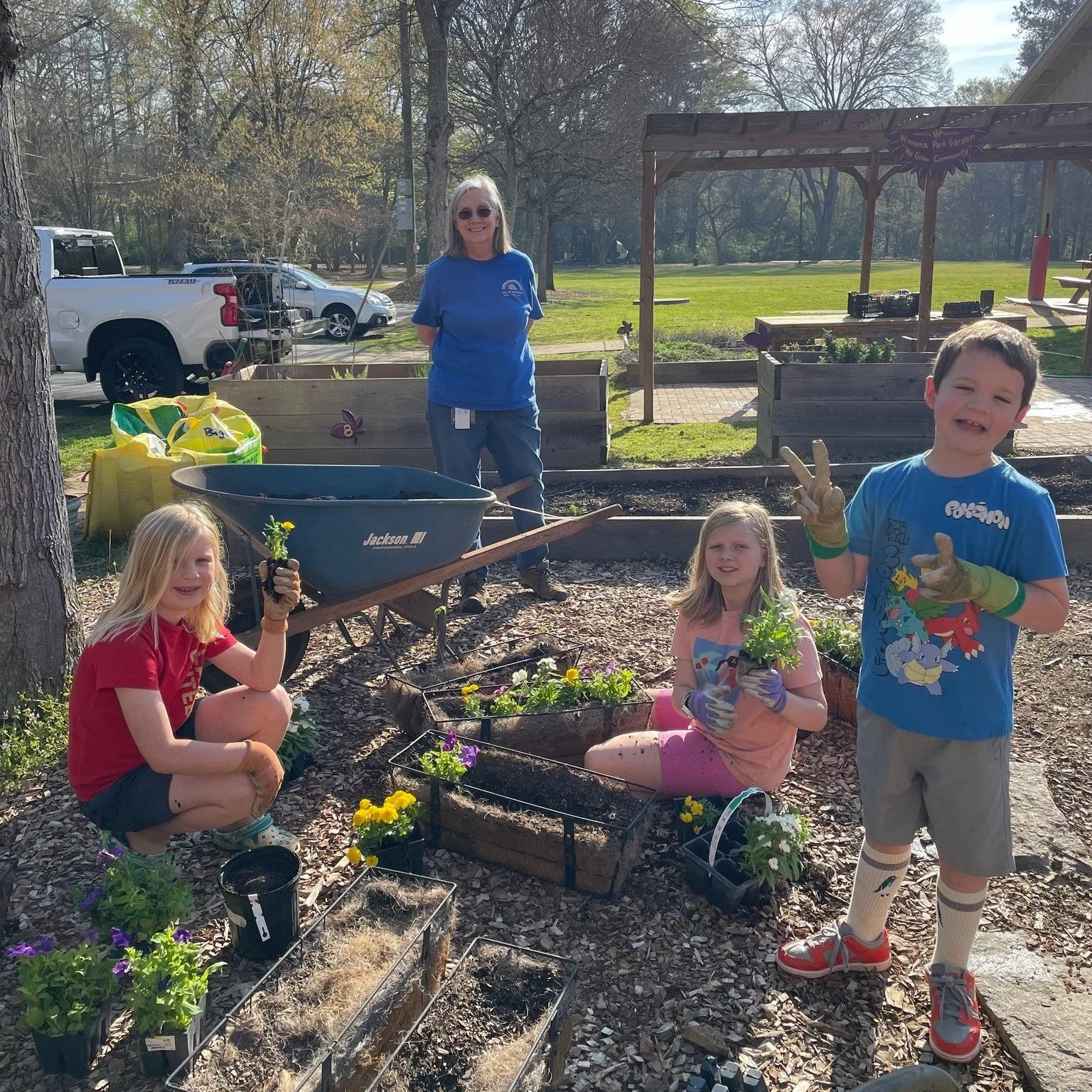 🌿 THANK YOU to all of our garden helpers! 🌿
The Spring '26 PTA community gardening day was a big success thanks to all of our wonderful student and parent volunteers! We were able to: fill the trailer planters with new flowers, top dress the new ga