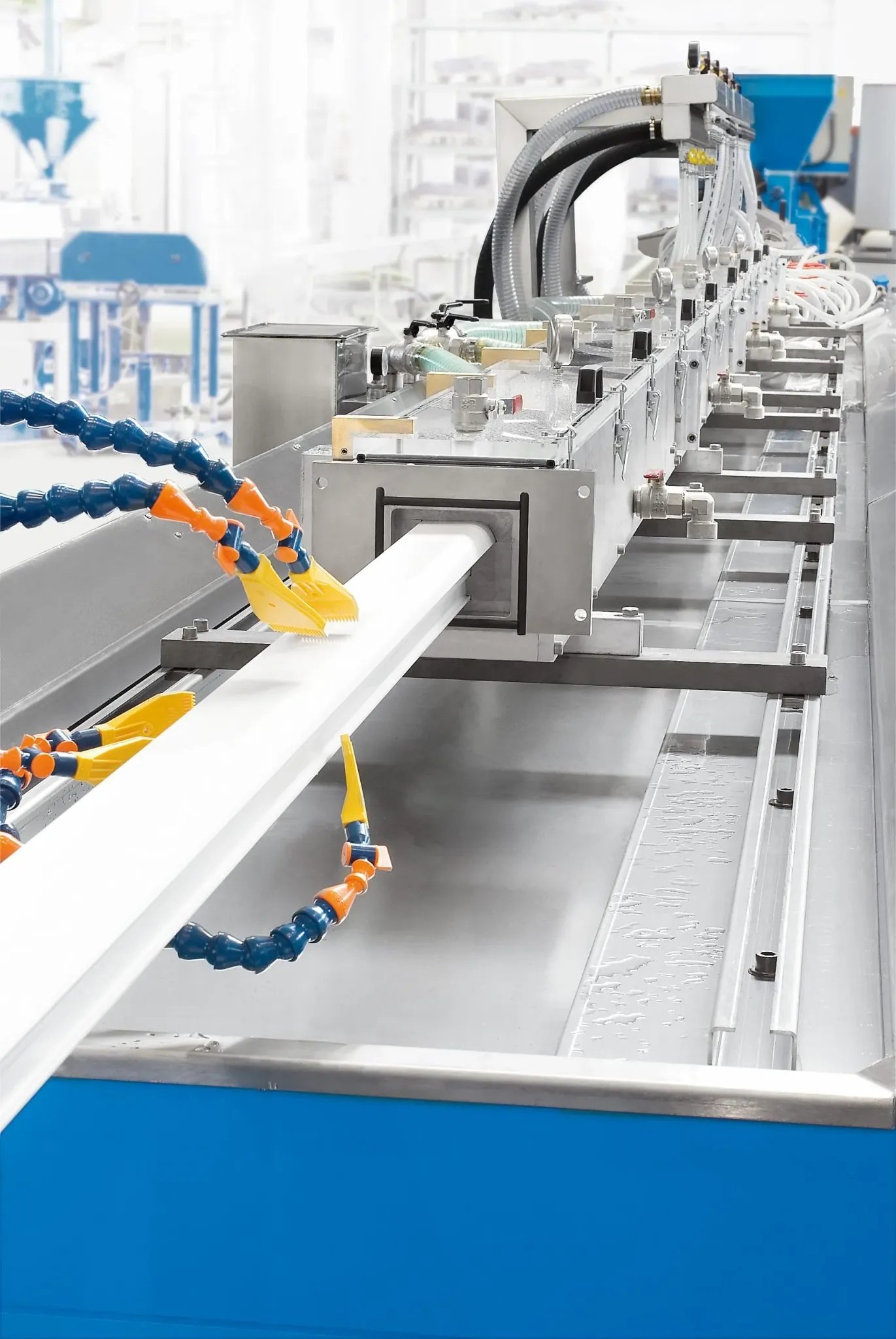 Plastic extrusion machine with profile cooling system
