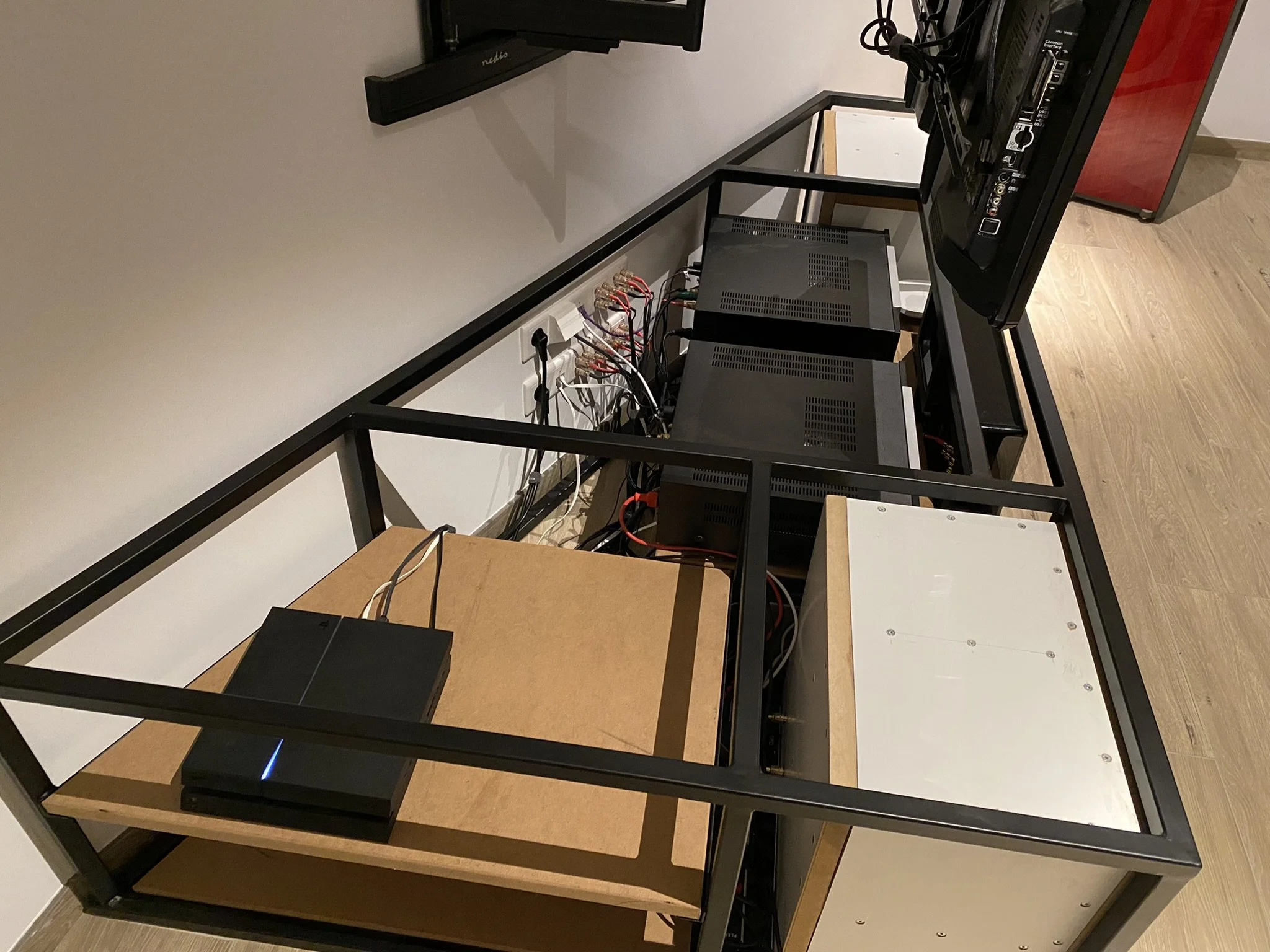 Geïnstalleerd op locatie (zonder boven, zij en front panelen)