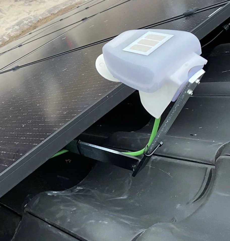 Weerstation gemonteerd op het dak